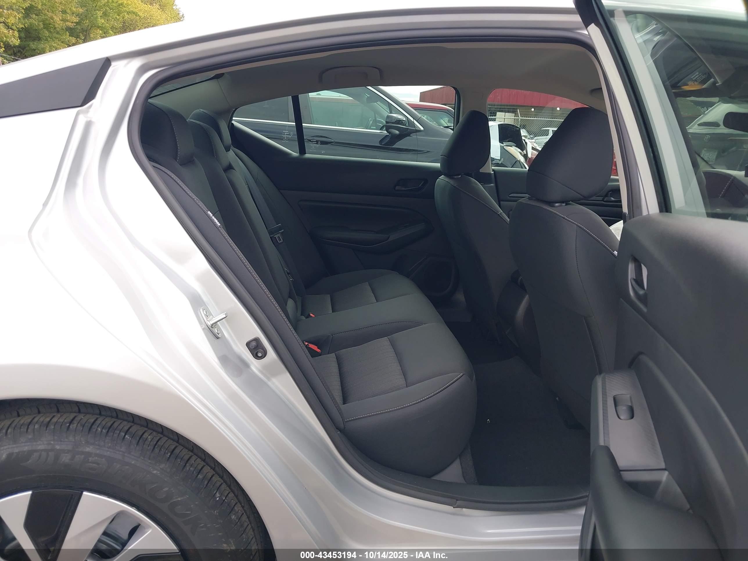 NISSAN ALTIMA image 8