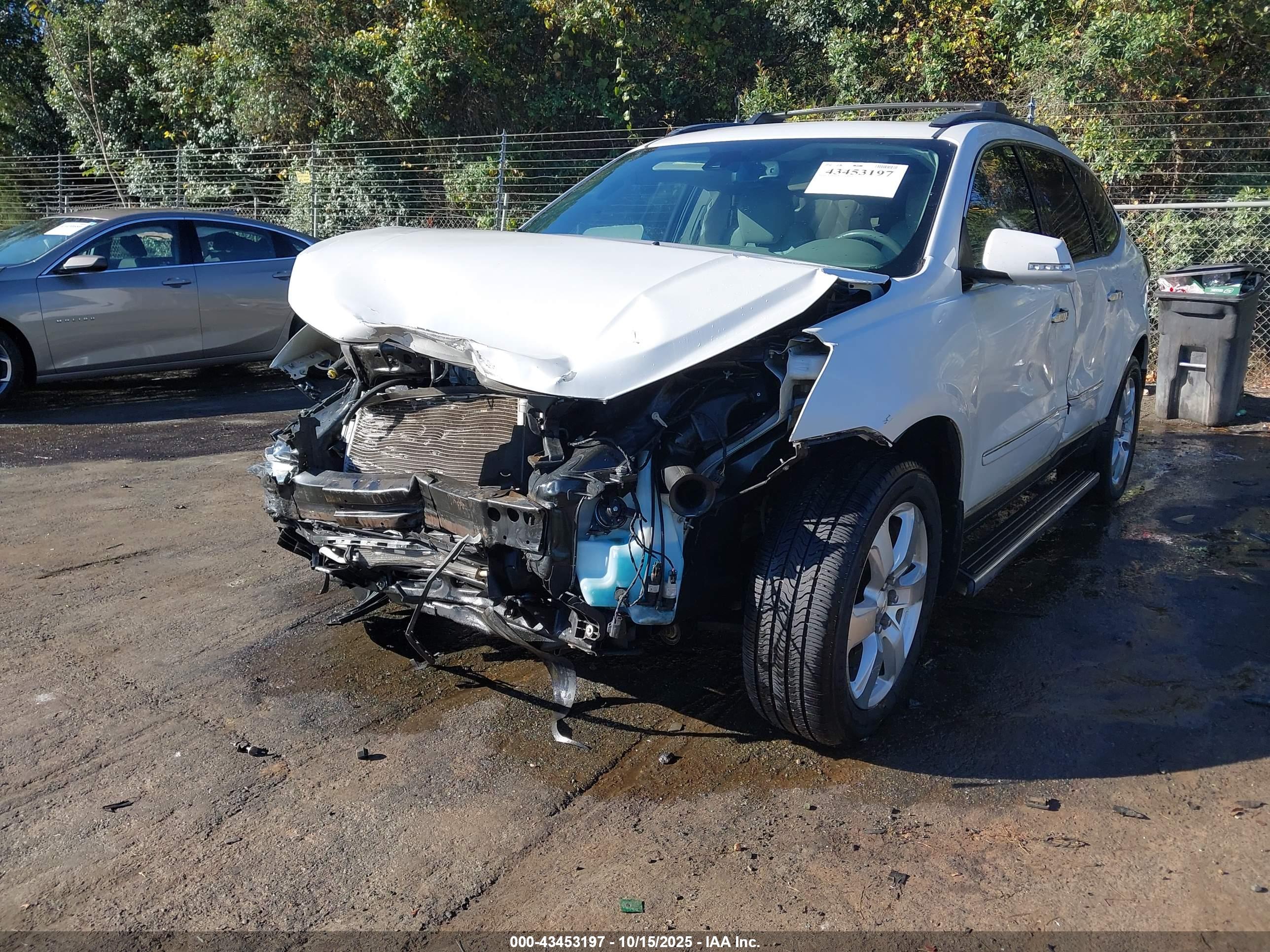 CHEVROLET TRAVERSE image 2