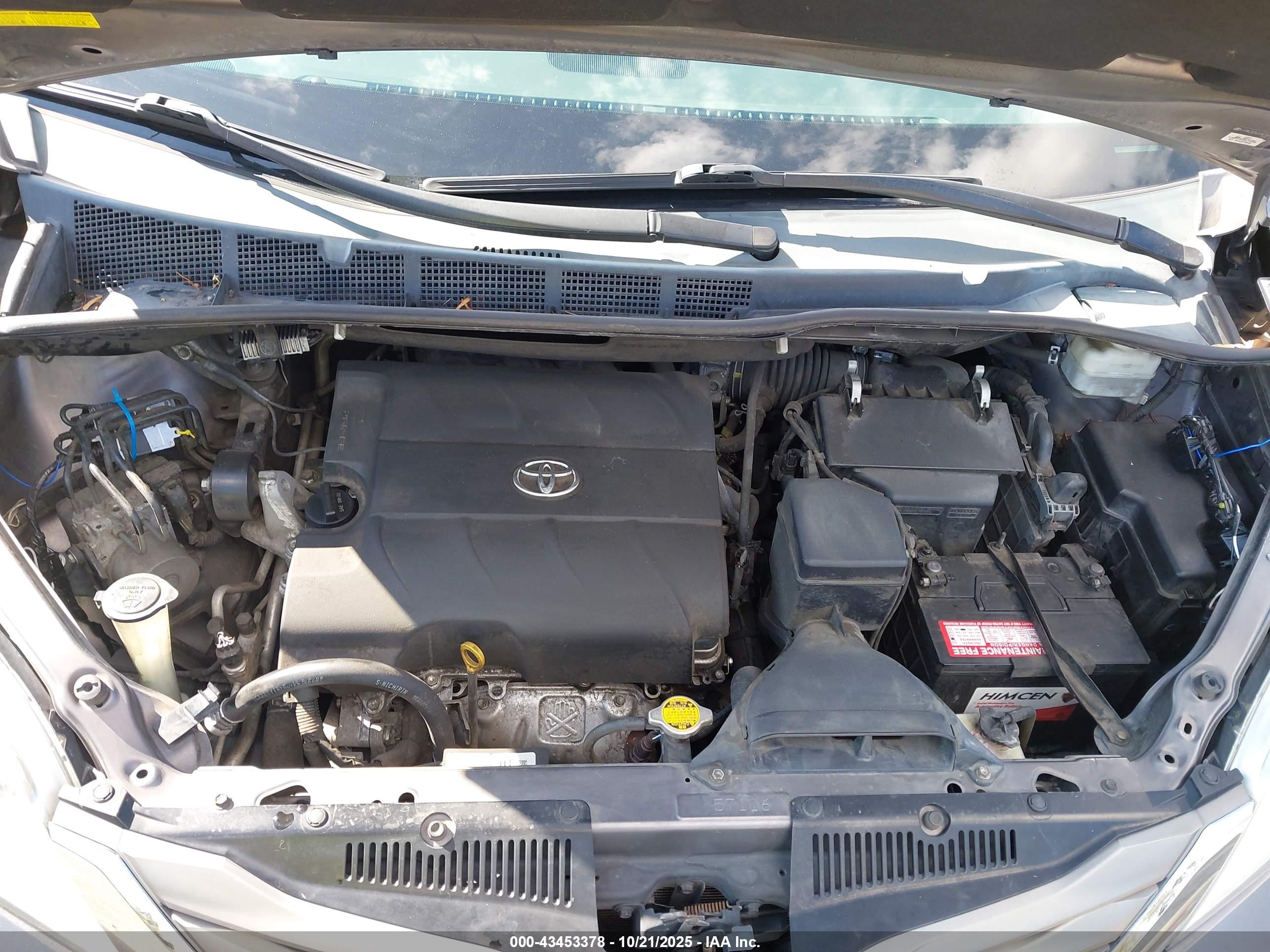 TOYOTA SIENNA image 10