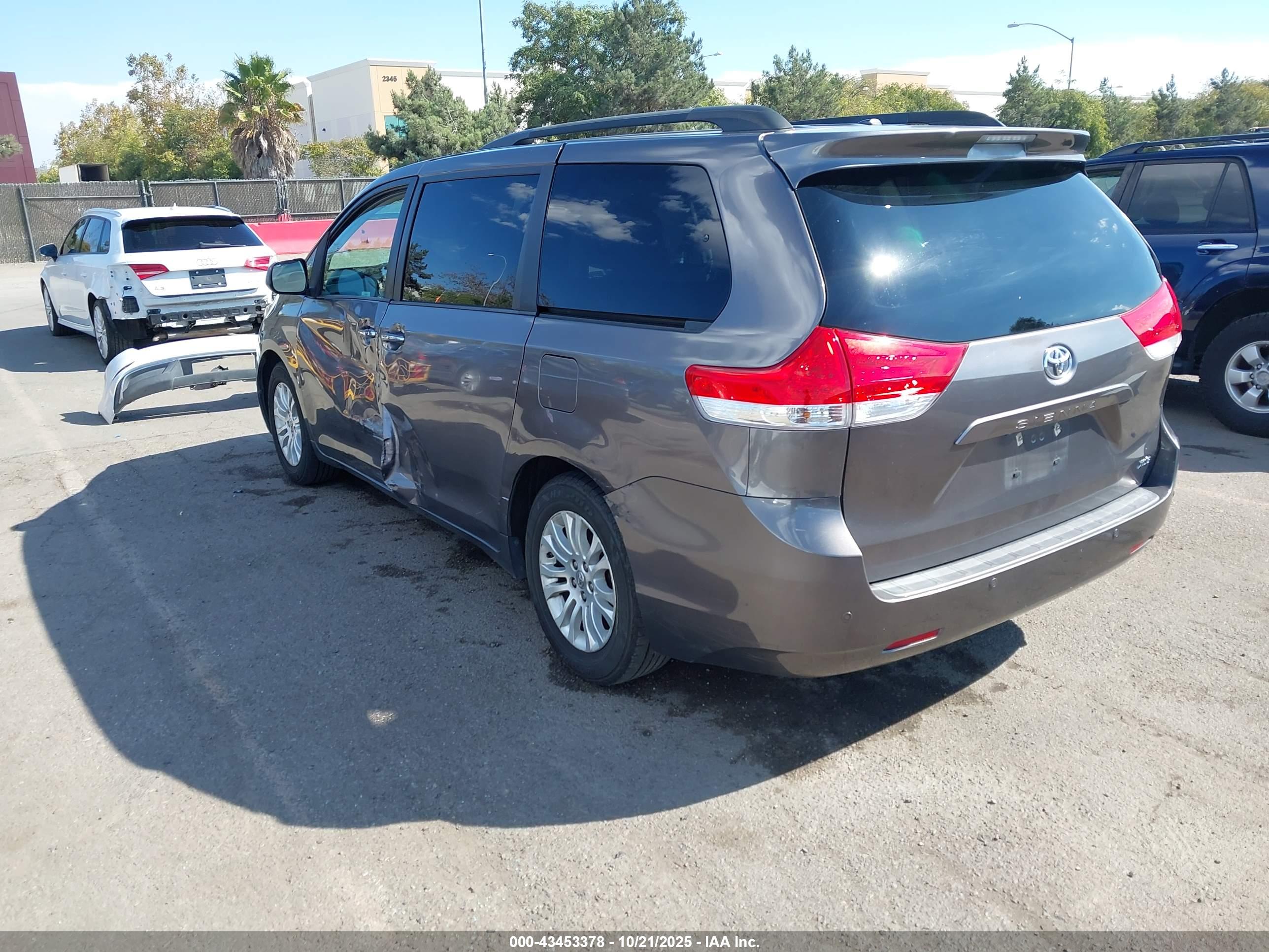 TOYOTA SIENNA image 3