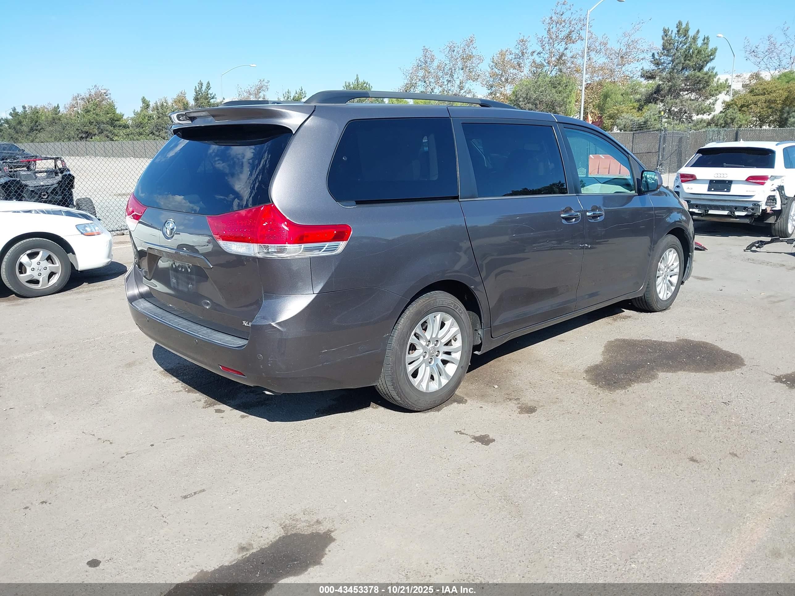TOYOTA SIENNA image 4