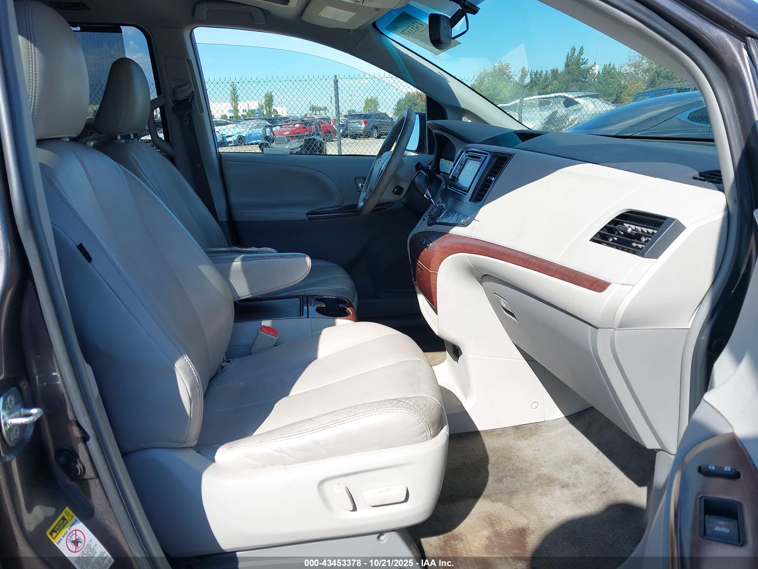 TOYOTA SIENNA image 5