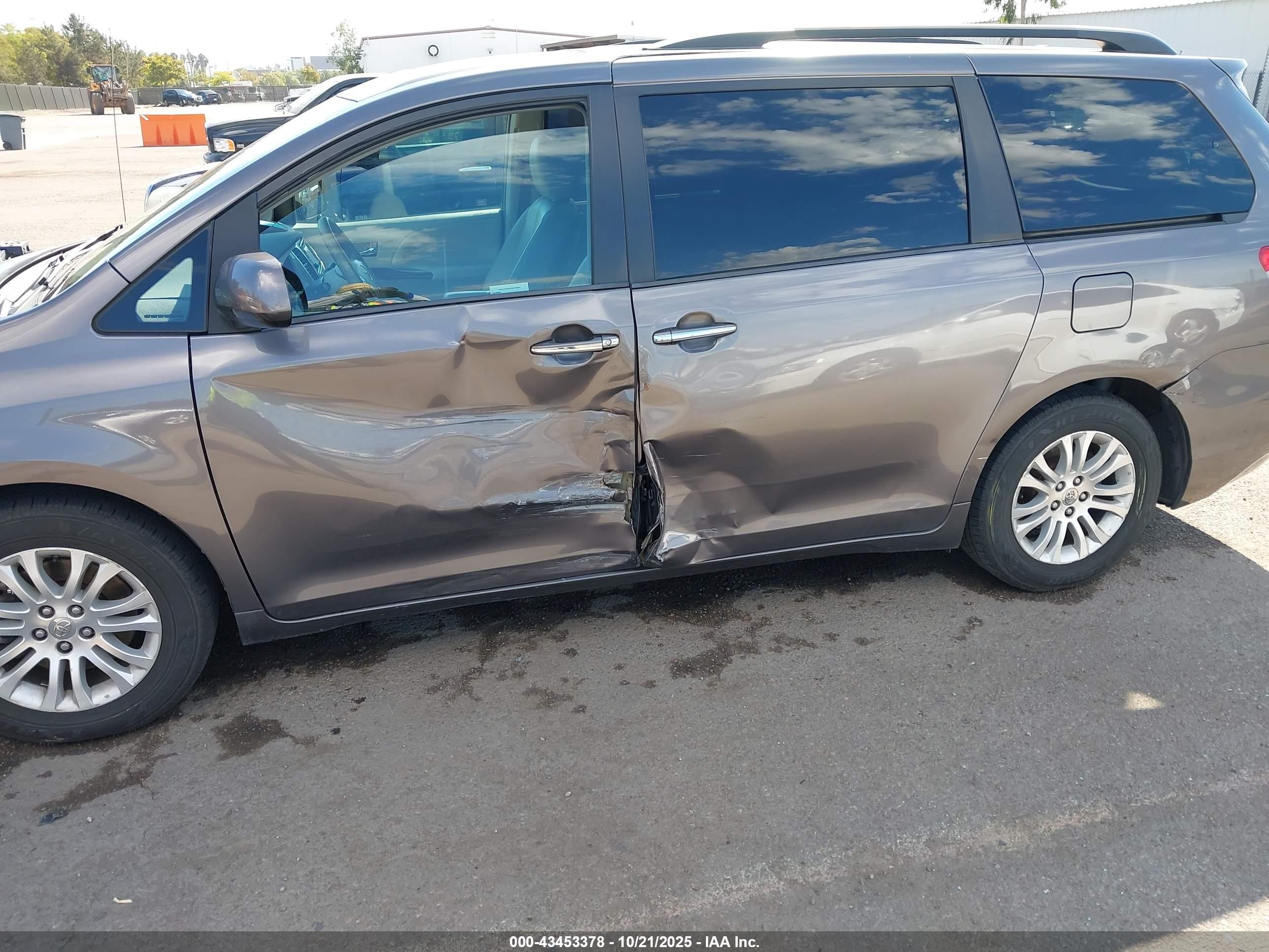 TOYOTA SIENNA image 6