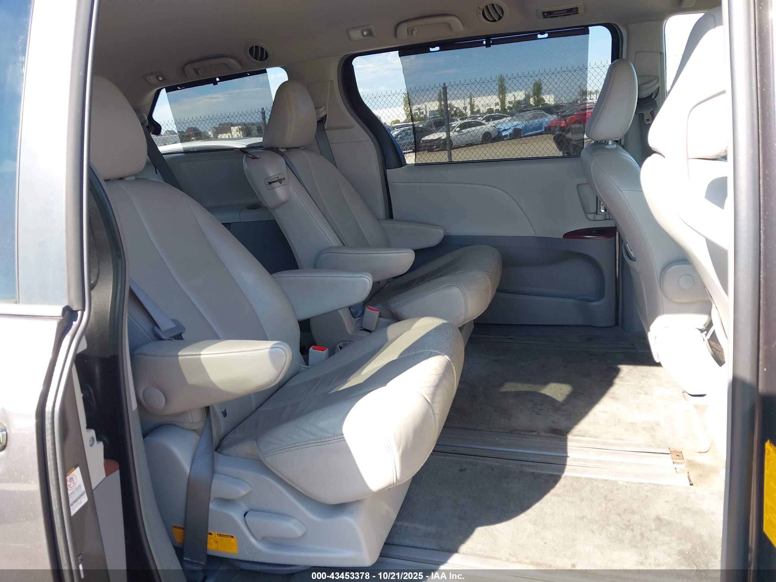 TOYOTA SIENNA image 8