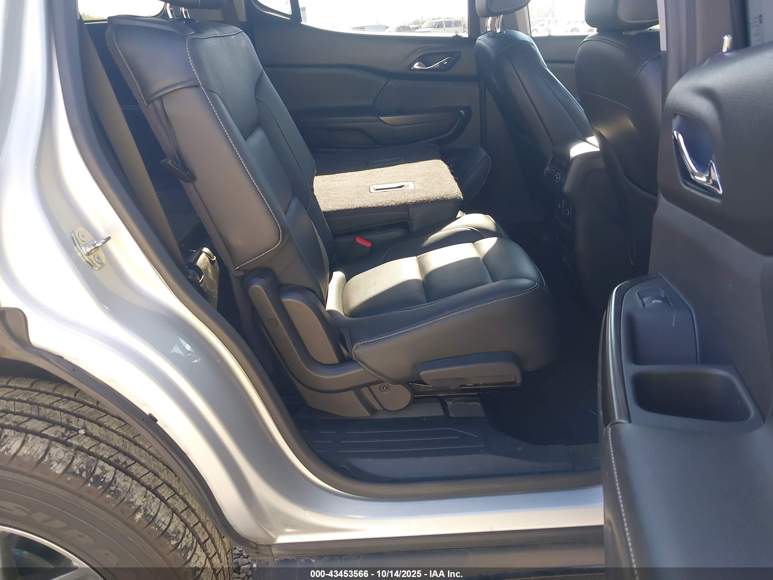 GMC ACADIA image 8