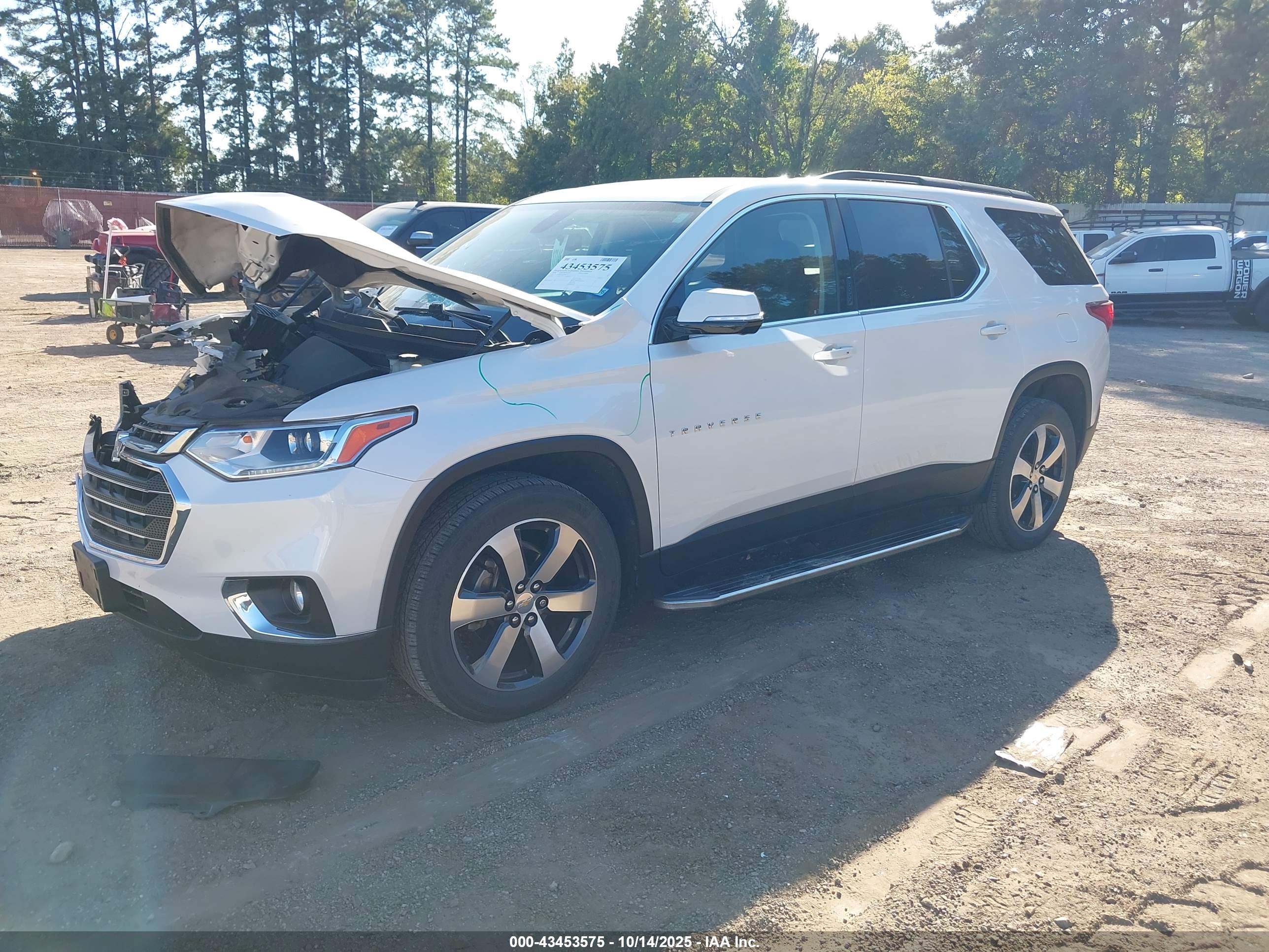 CHEVROLET TRAVERSE image 2