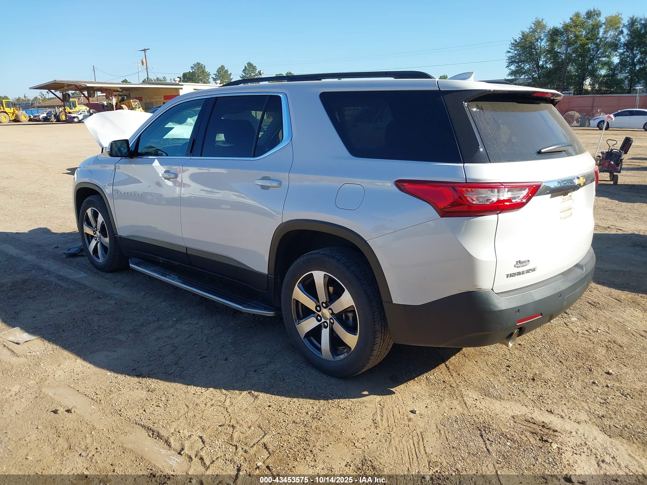 CHEVROLET TRAVERSE image 3