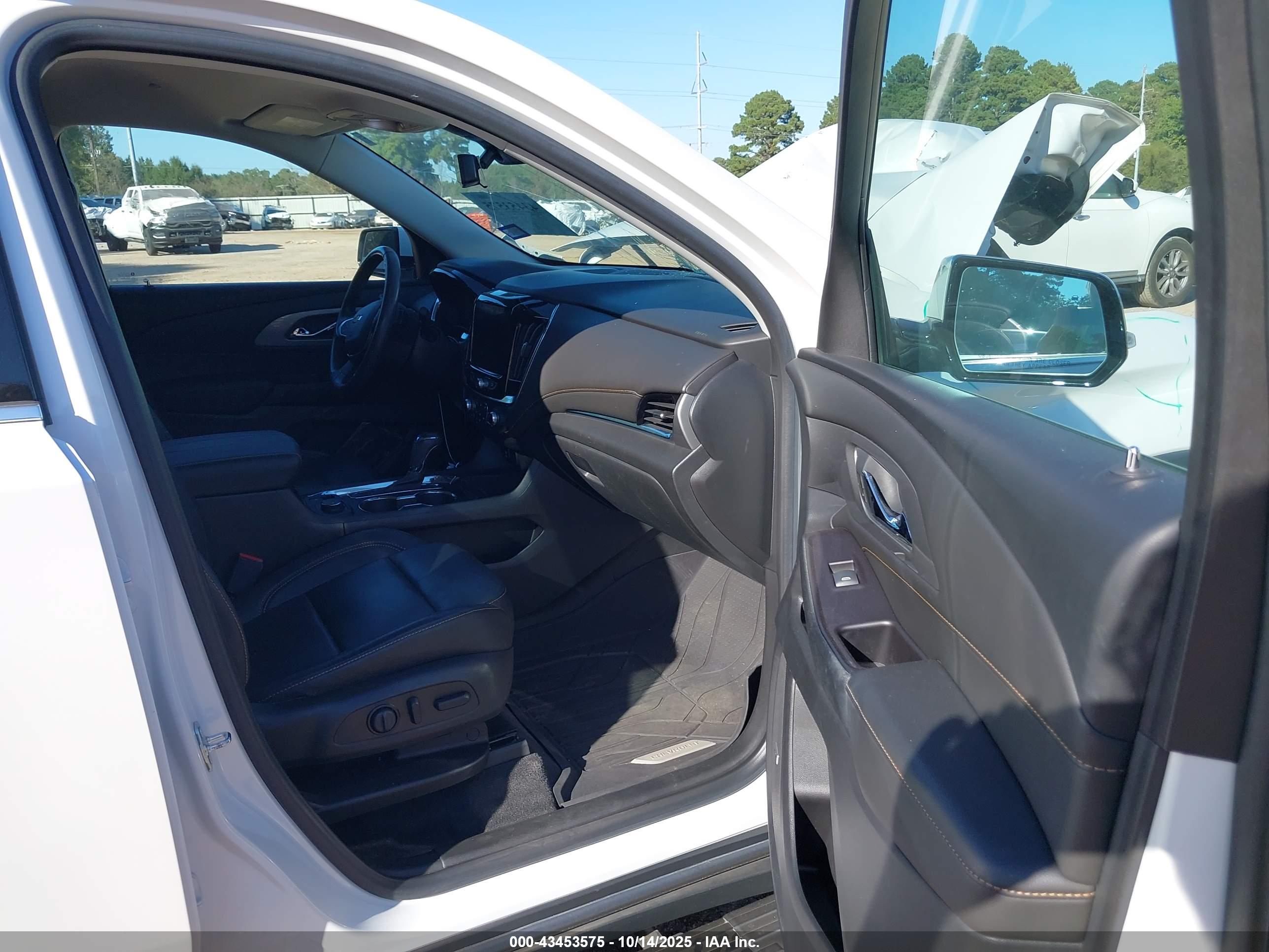 CHEVROLET TRAVERSE image 5