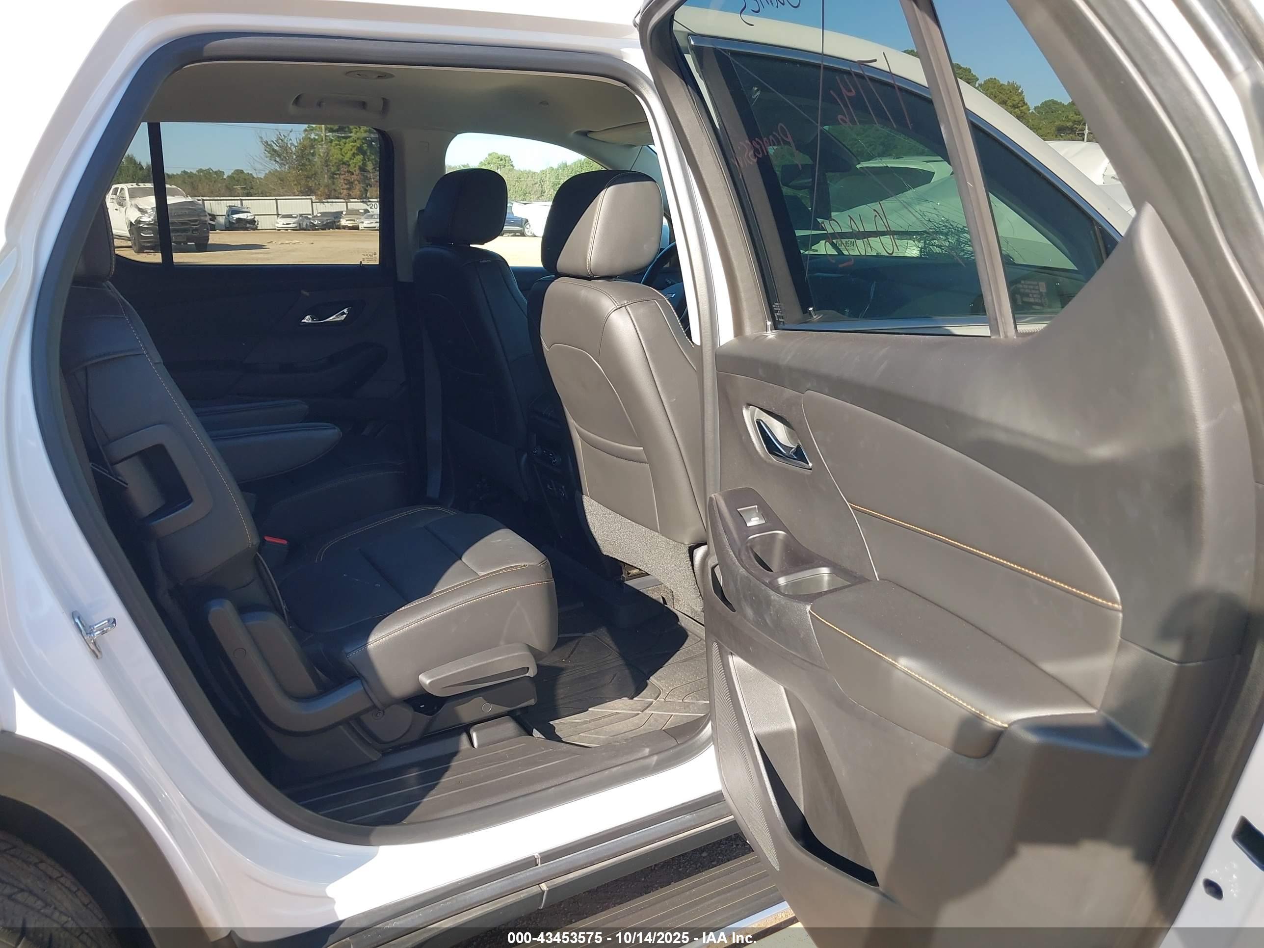 CHEVROLET TRAVERSE image 8