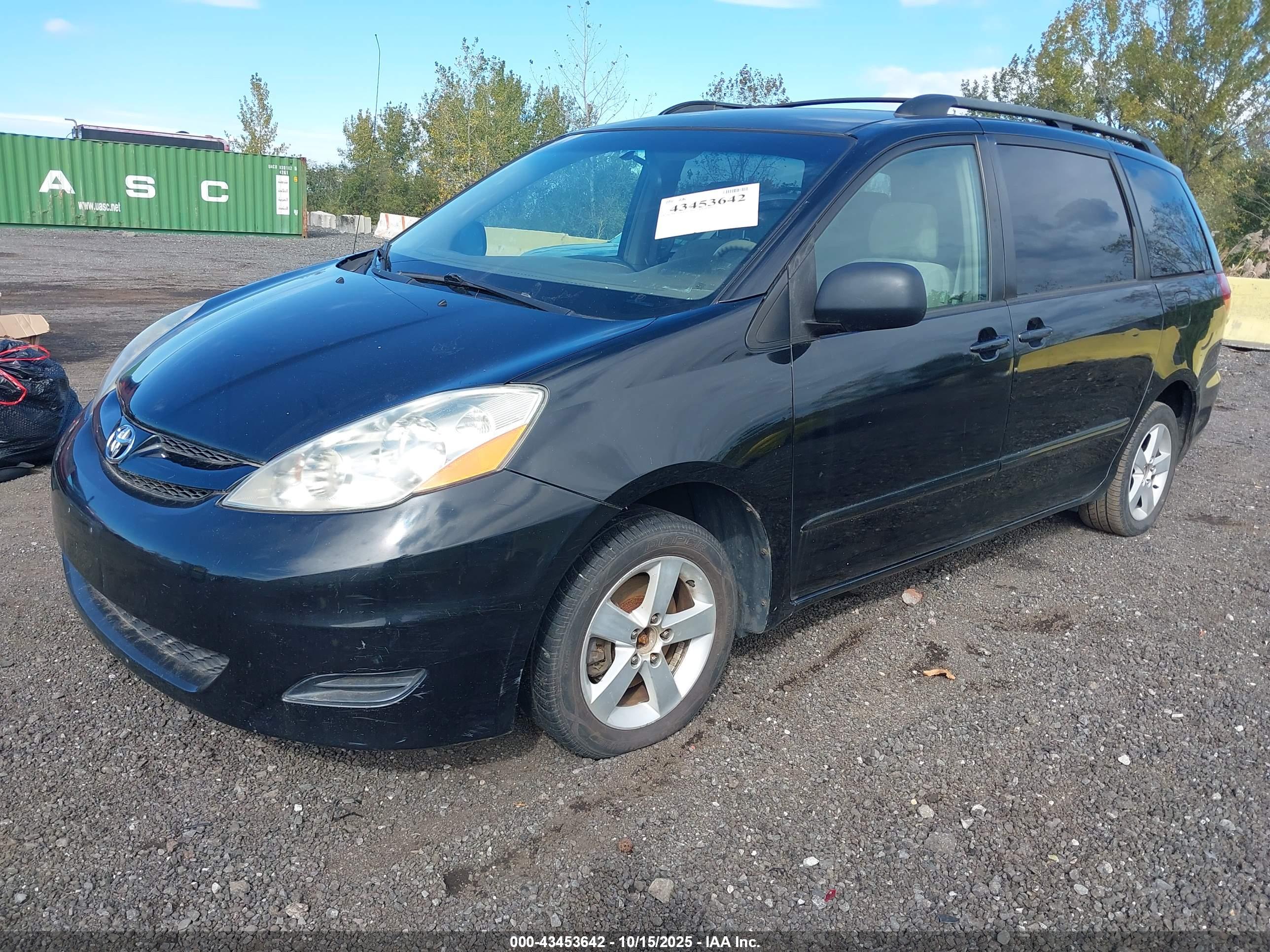 TOYOTA SIENNA image 2