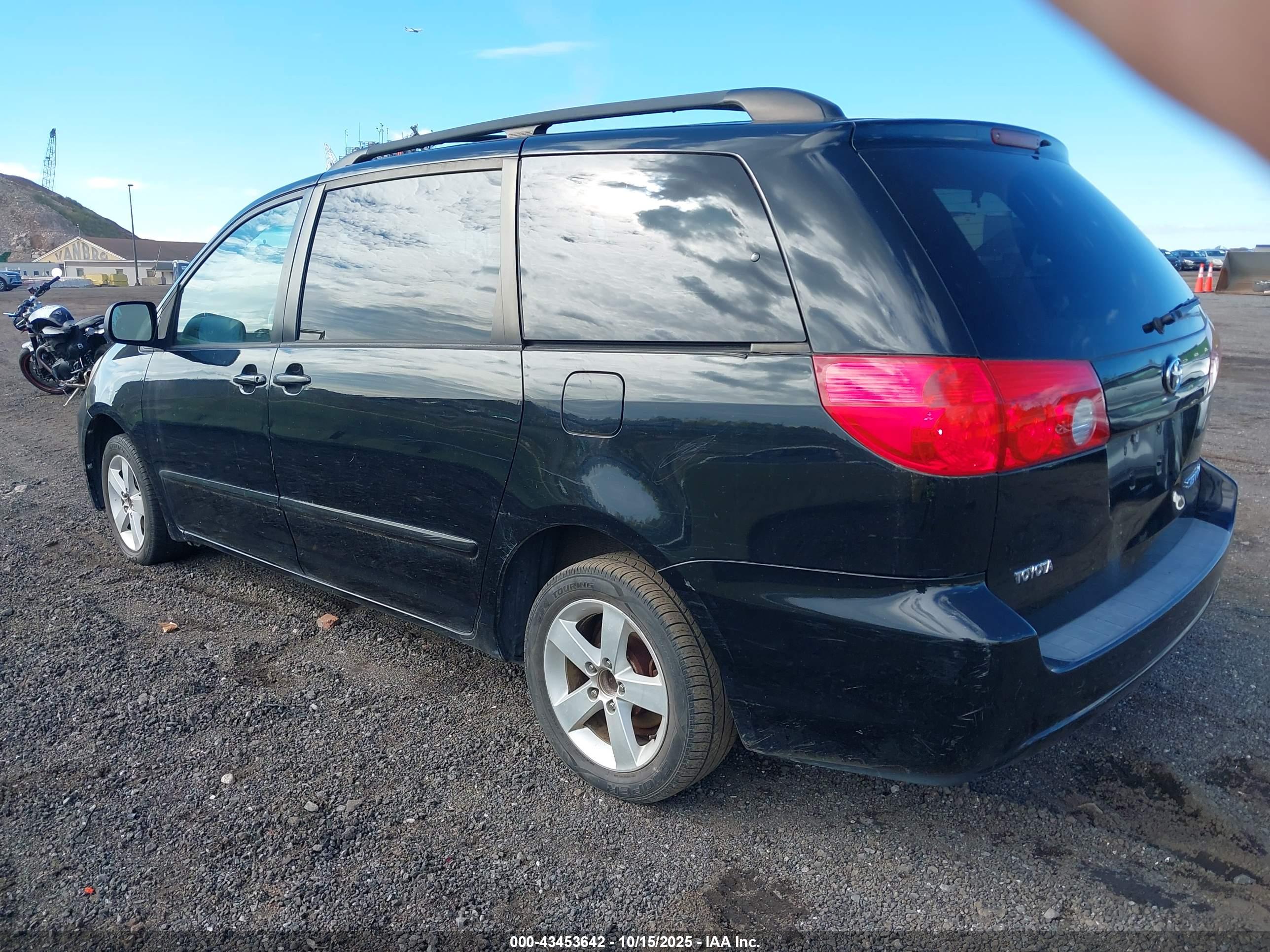 TOYOTA SIENNA image 3