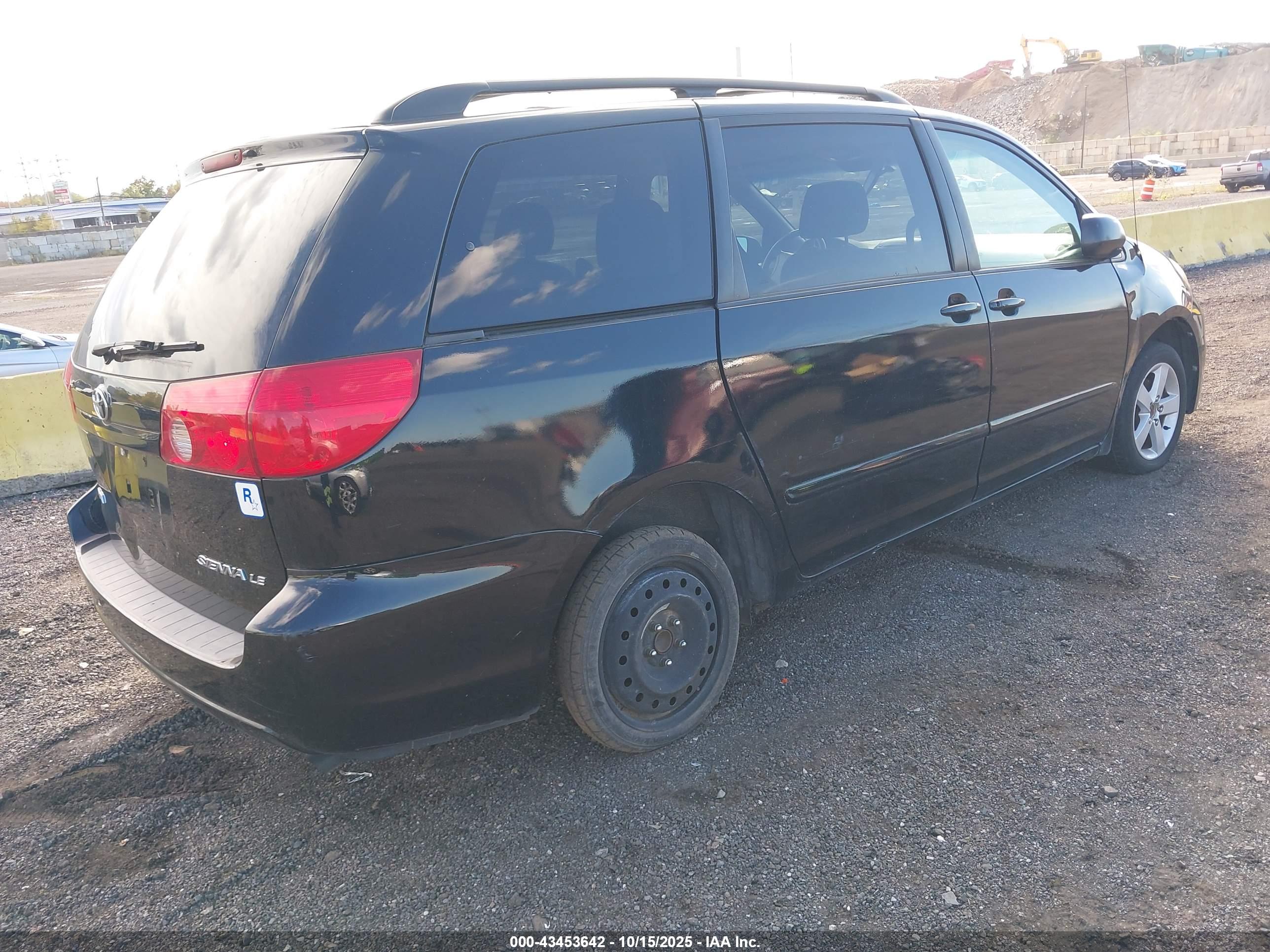TOYOTA SIENNA image 4