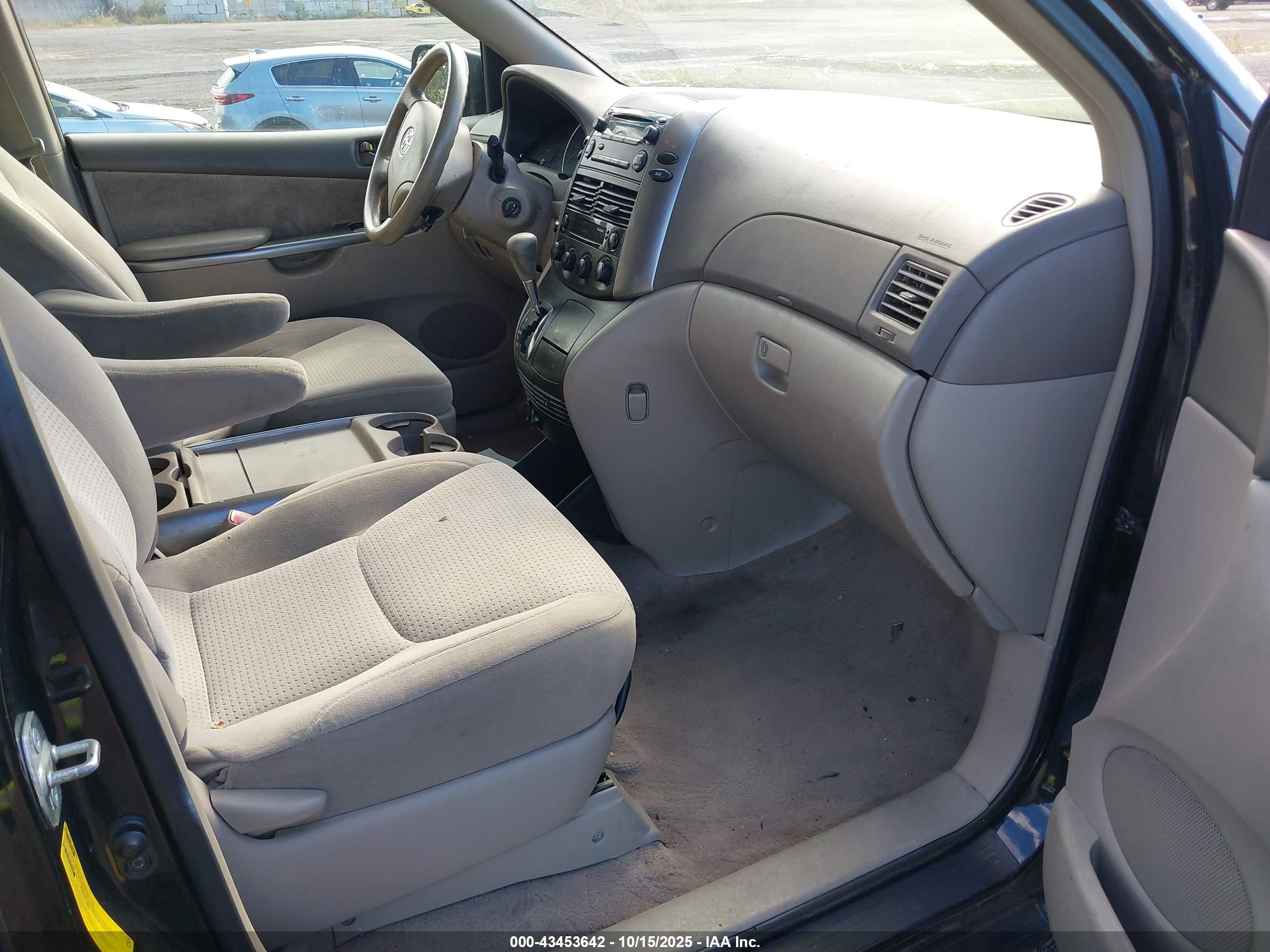 TOYOTA SIENNA image 5