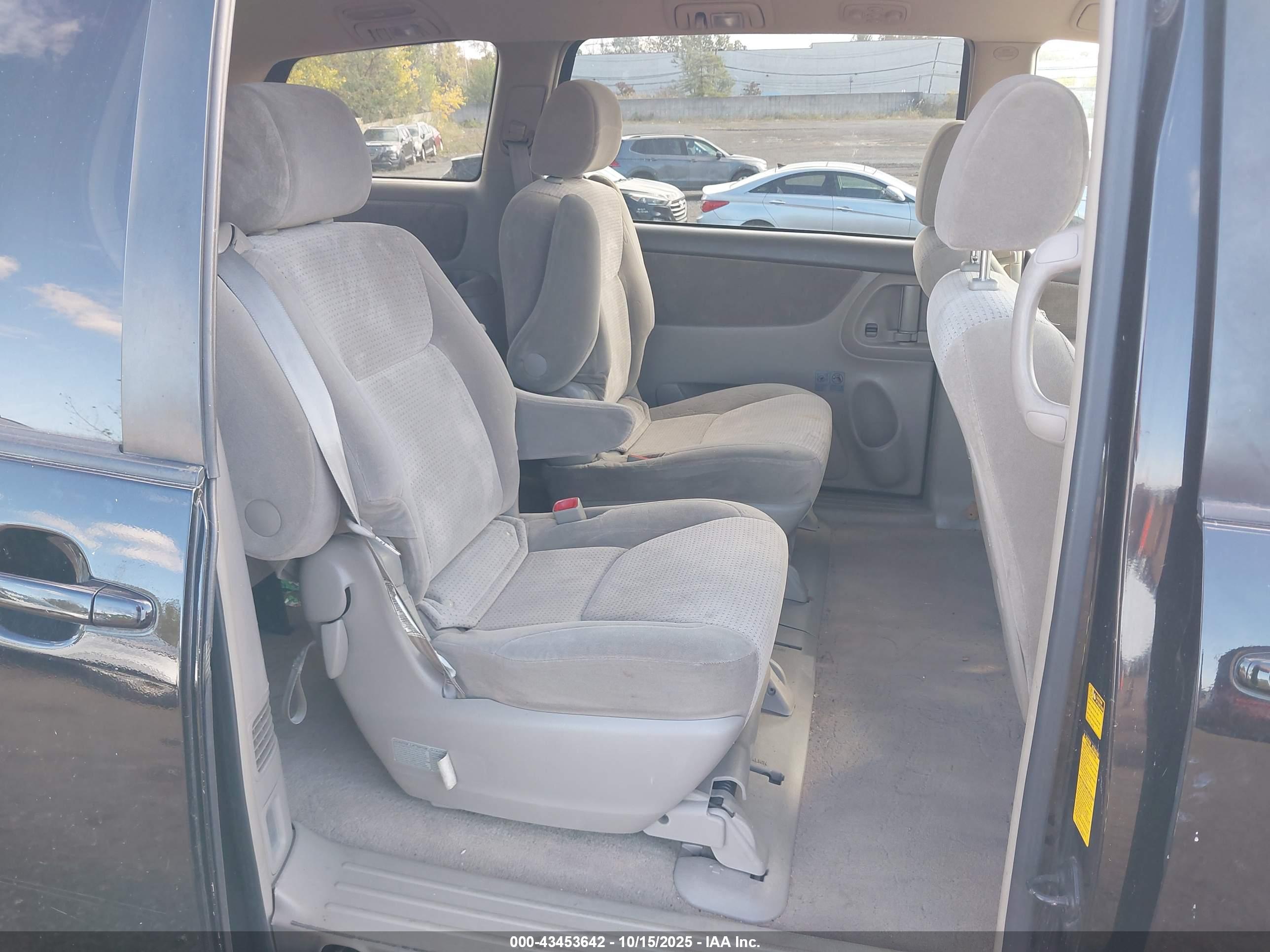 TOYOTA SIENNA image 8