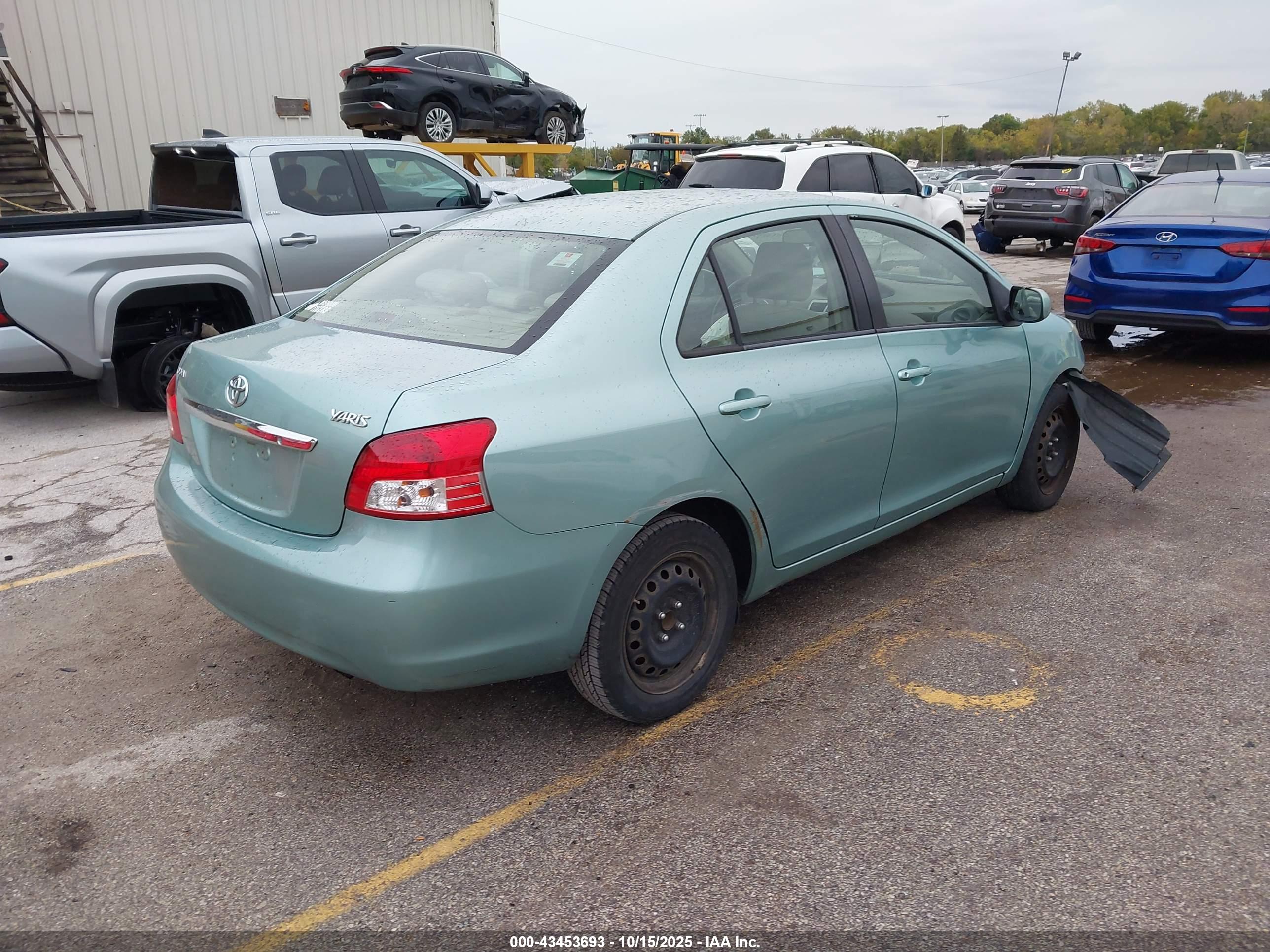 TOYOTA YARIS image 4