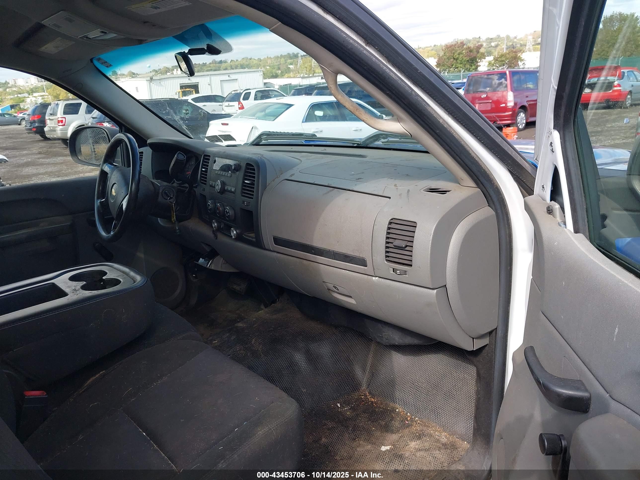 CHEVROLET SILVERADO image 5
