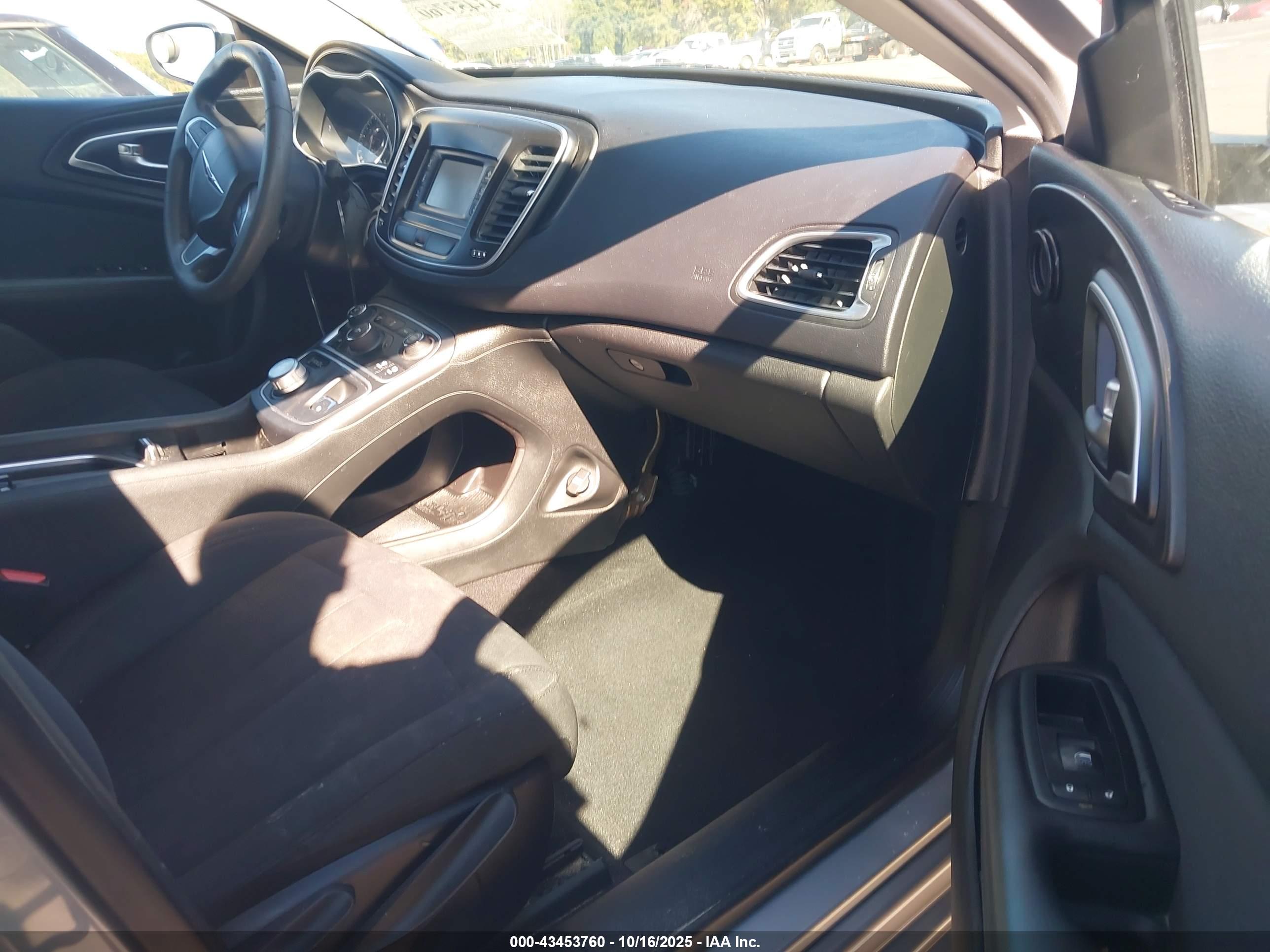 CHRYSLER 200 image 5