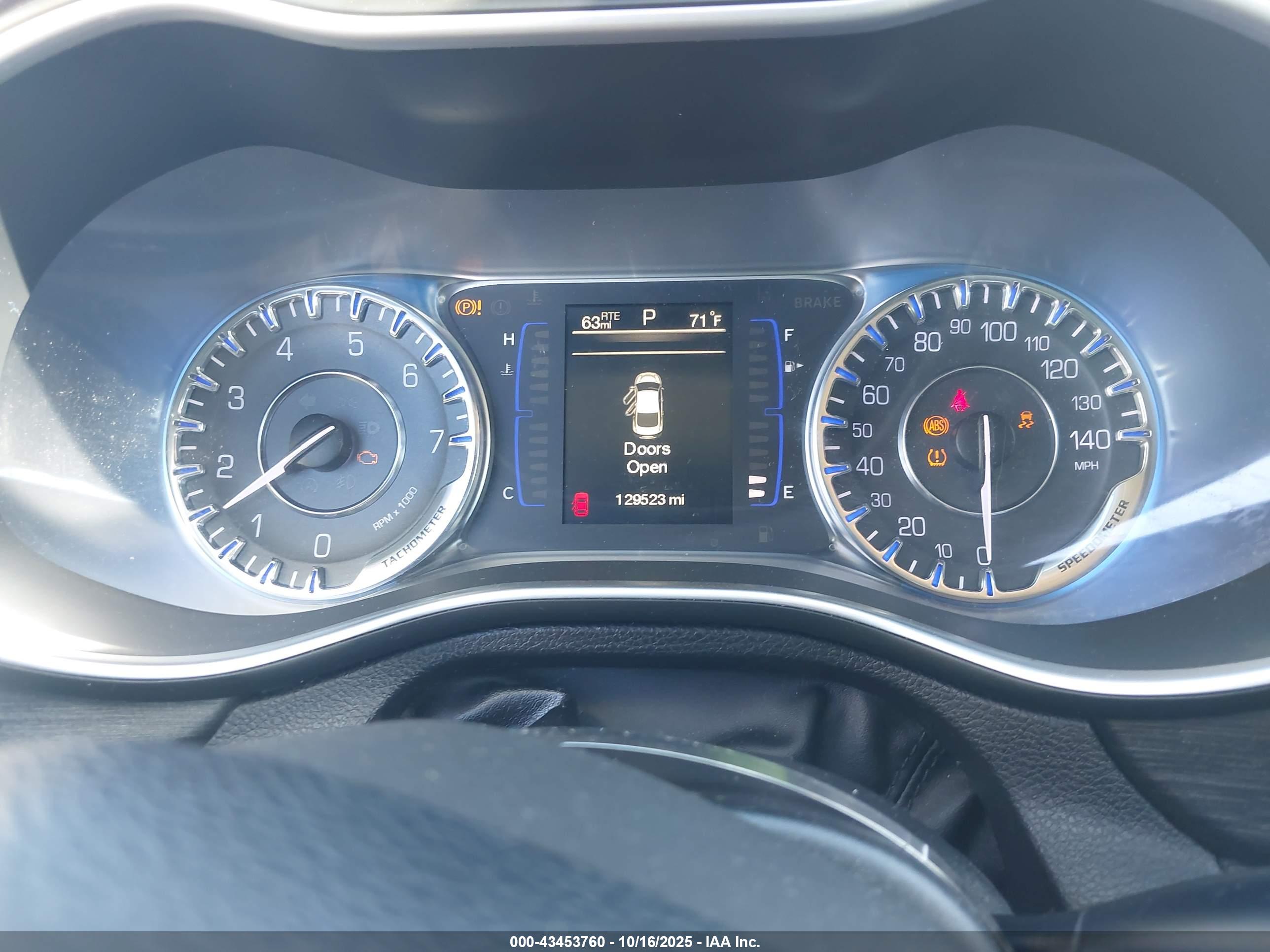 CHRYSLER 200 image 7