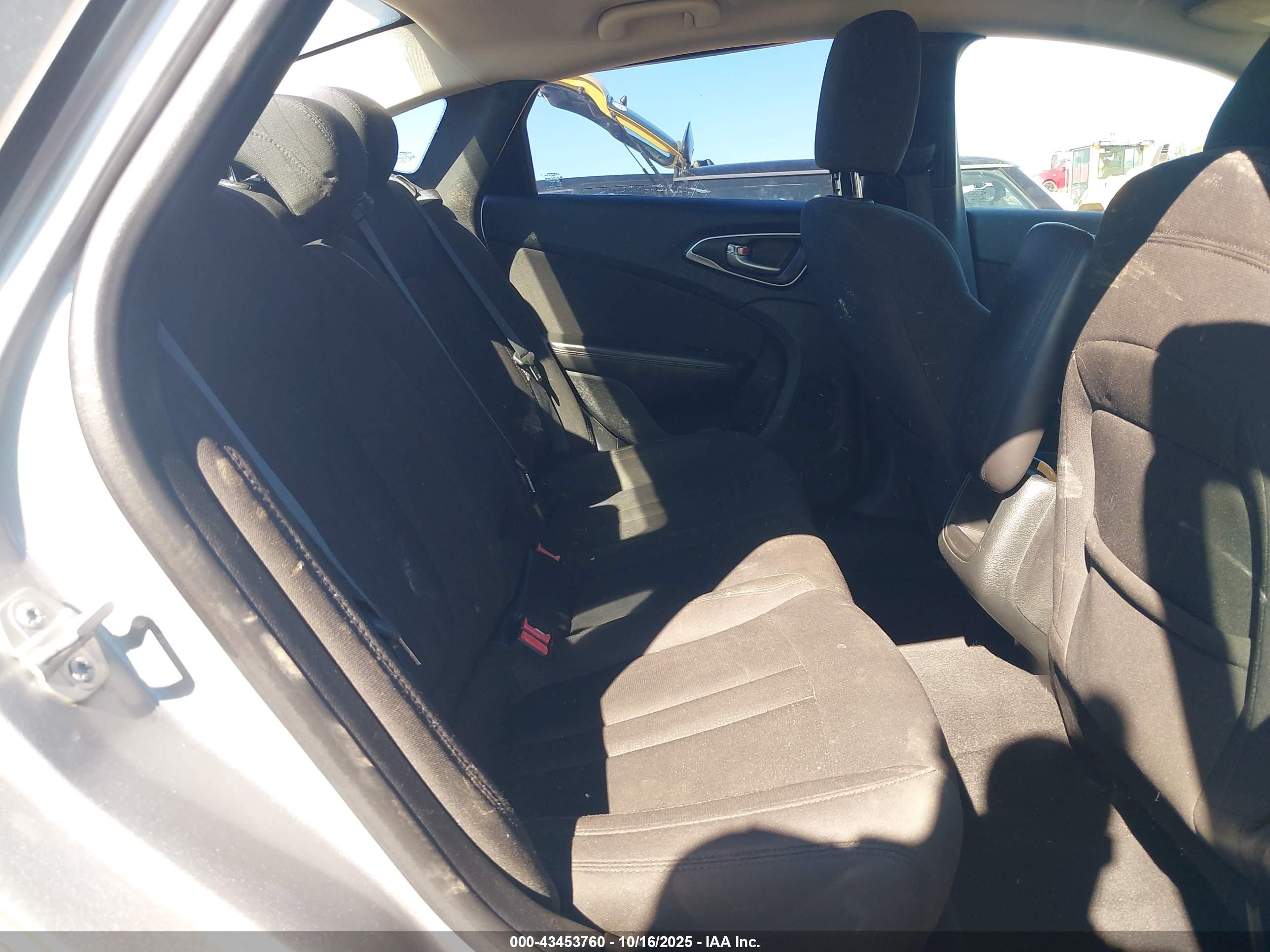 CHRYSLER 200 image 8