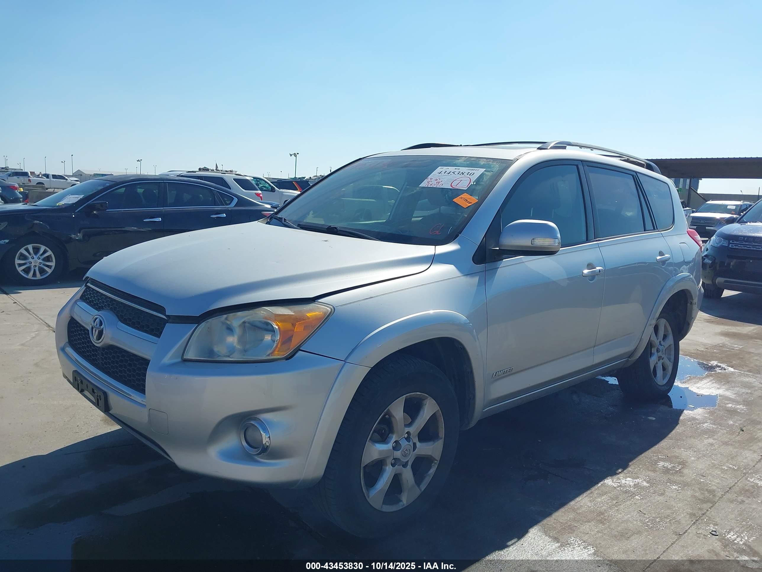 TOYOTA RAV4 image 2