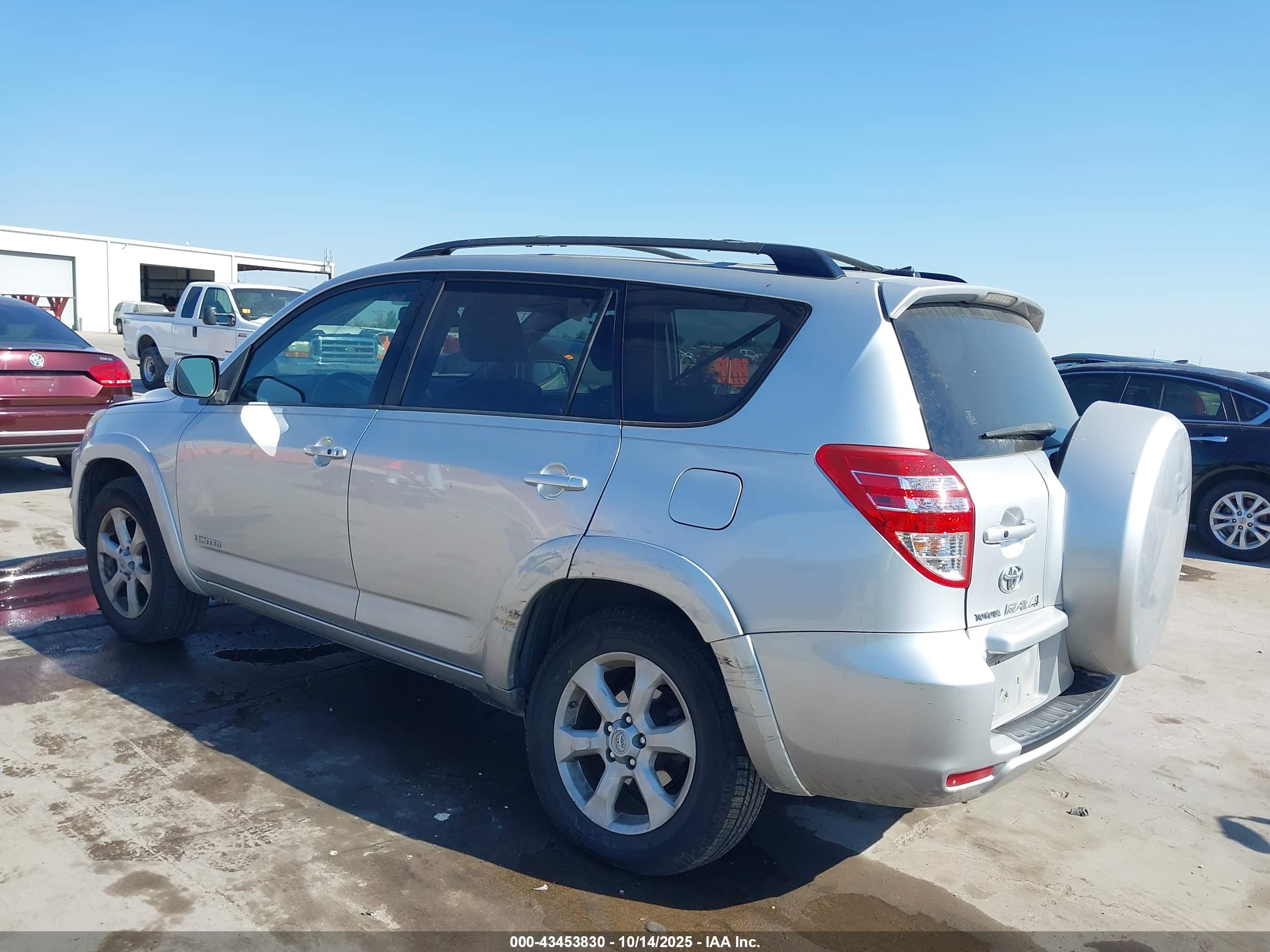 TOYOTA RAV4 image 3