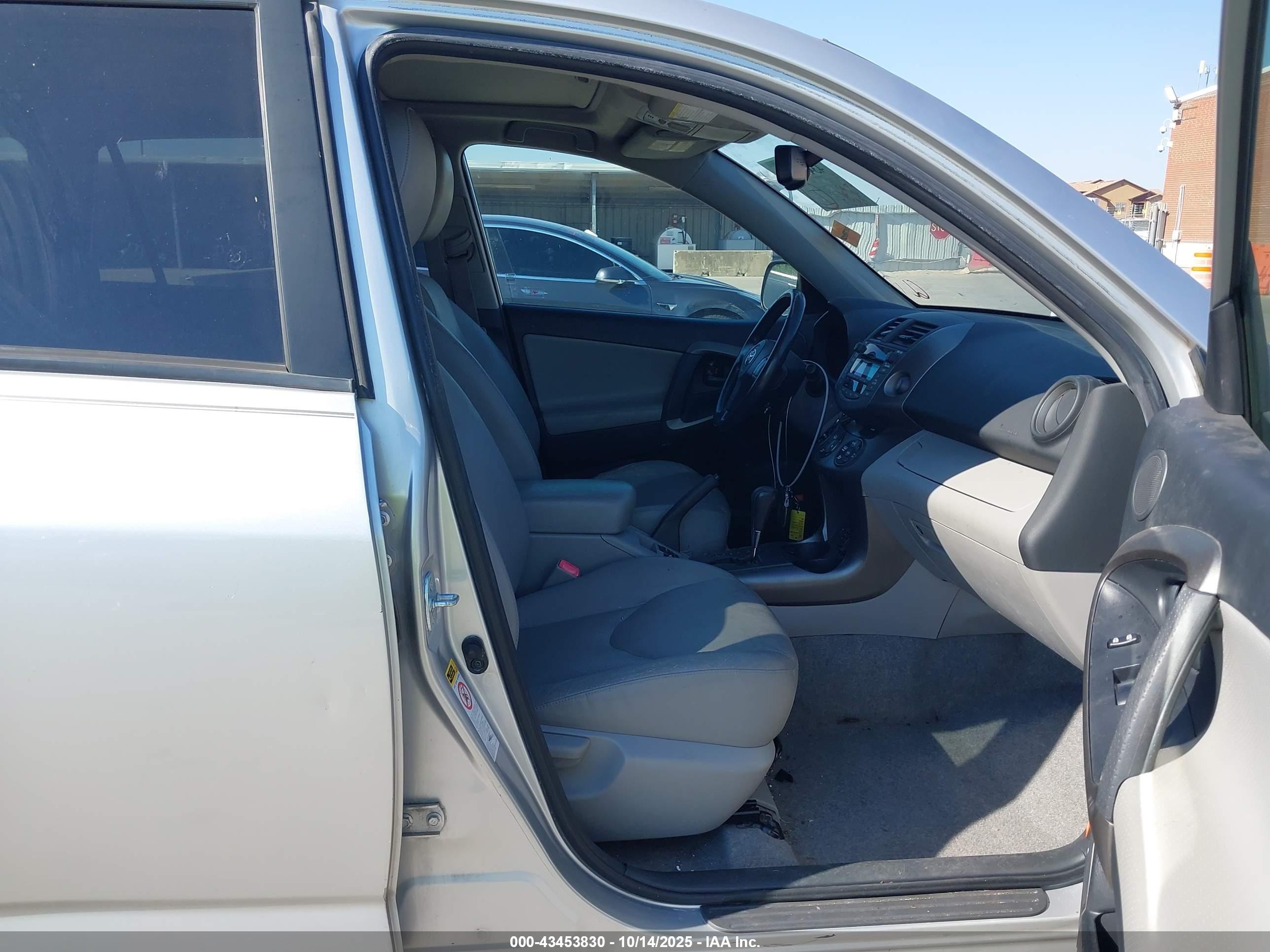 TOYOTA RAV4 image 5