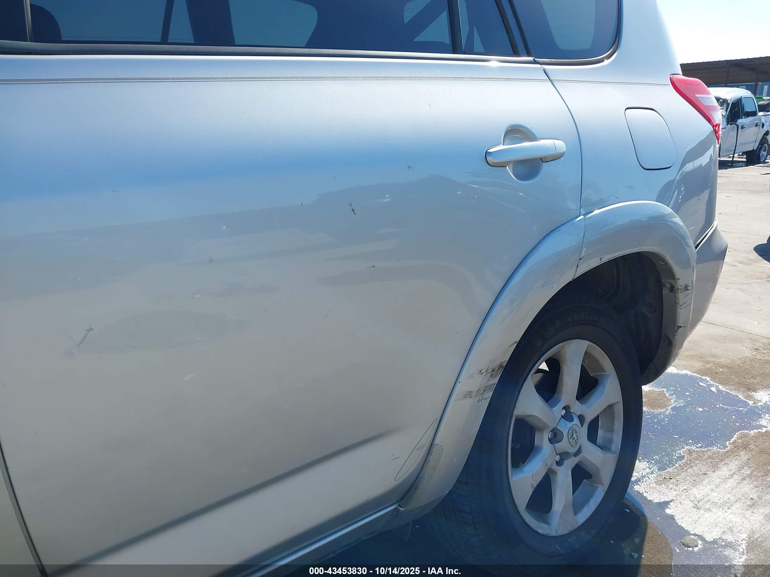 TOYOTA RAV4 image 6
