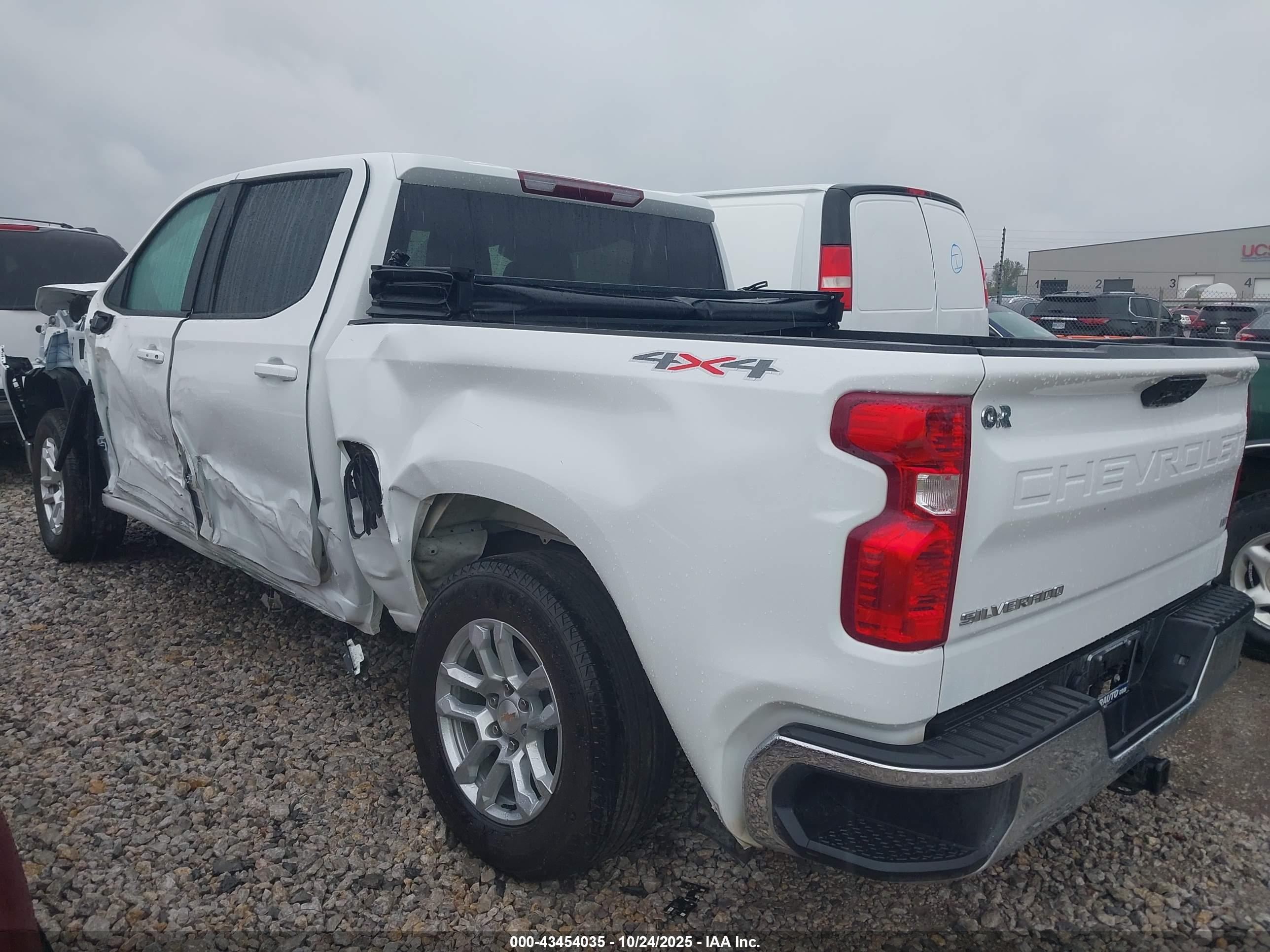 CHEVROLET SILVERADO image 3