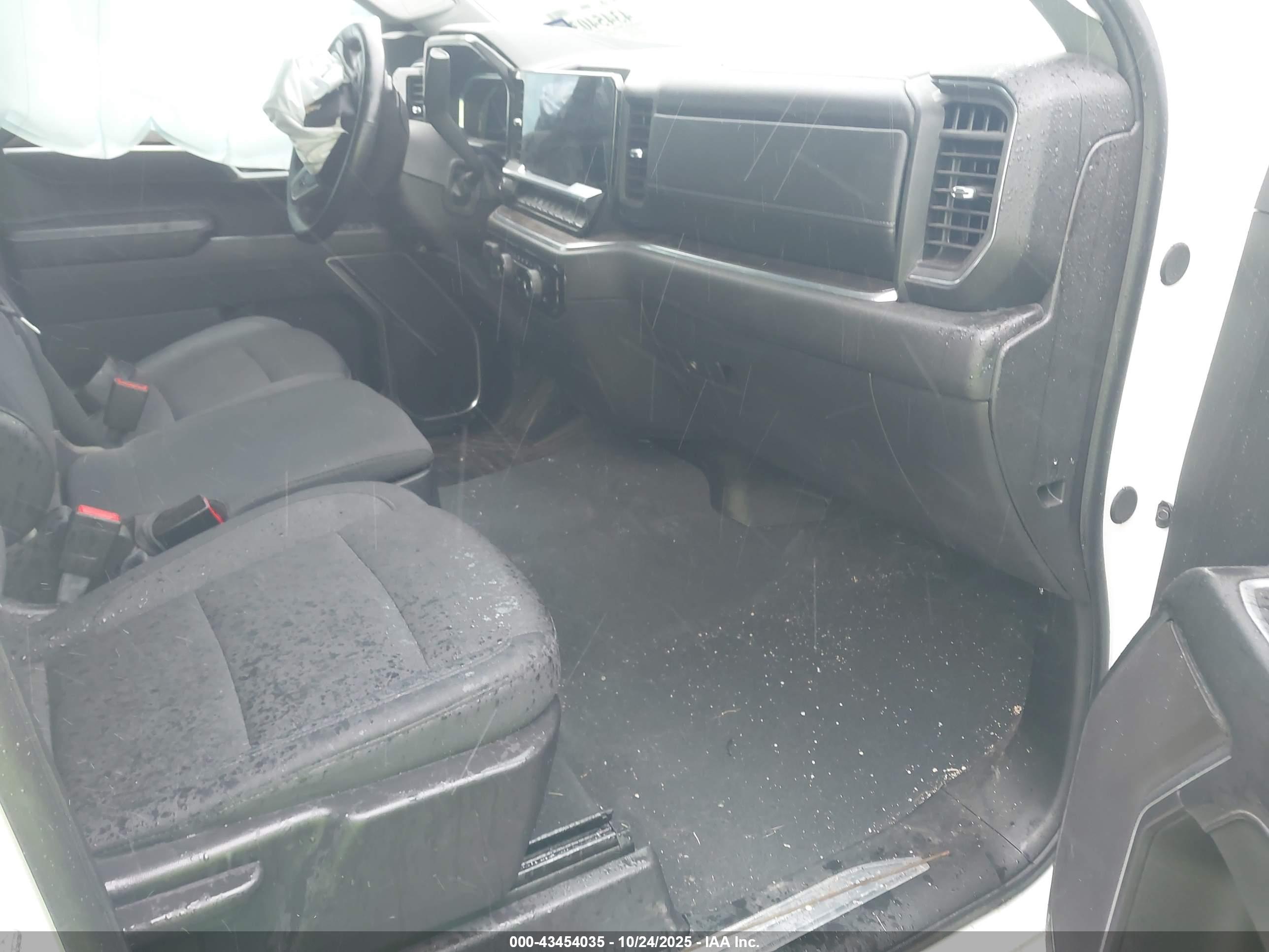 CHEVROLET SILVERADO image 5