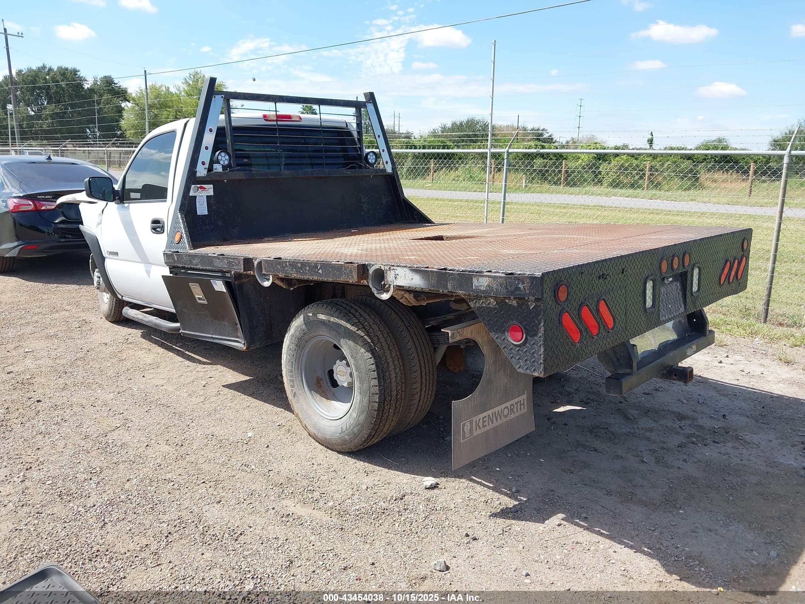 CHEVROLET SILVERADO image 3