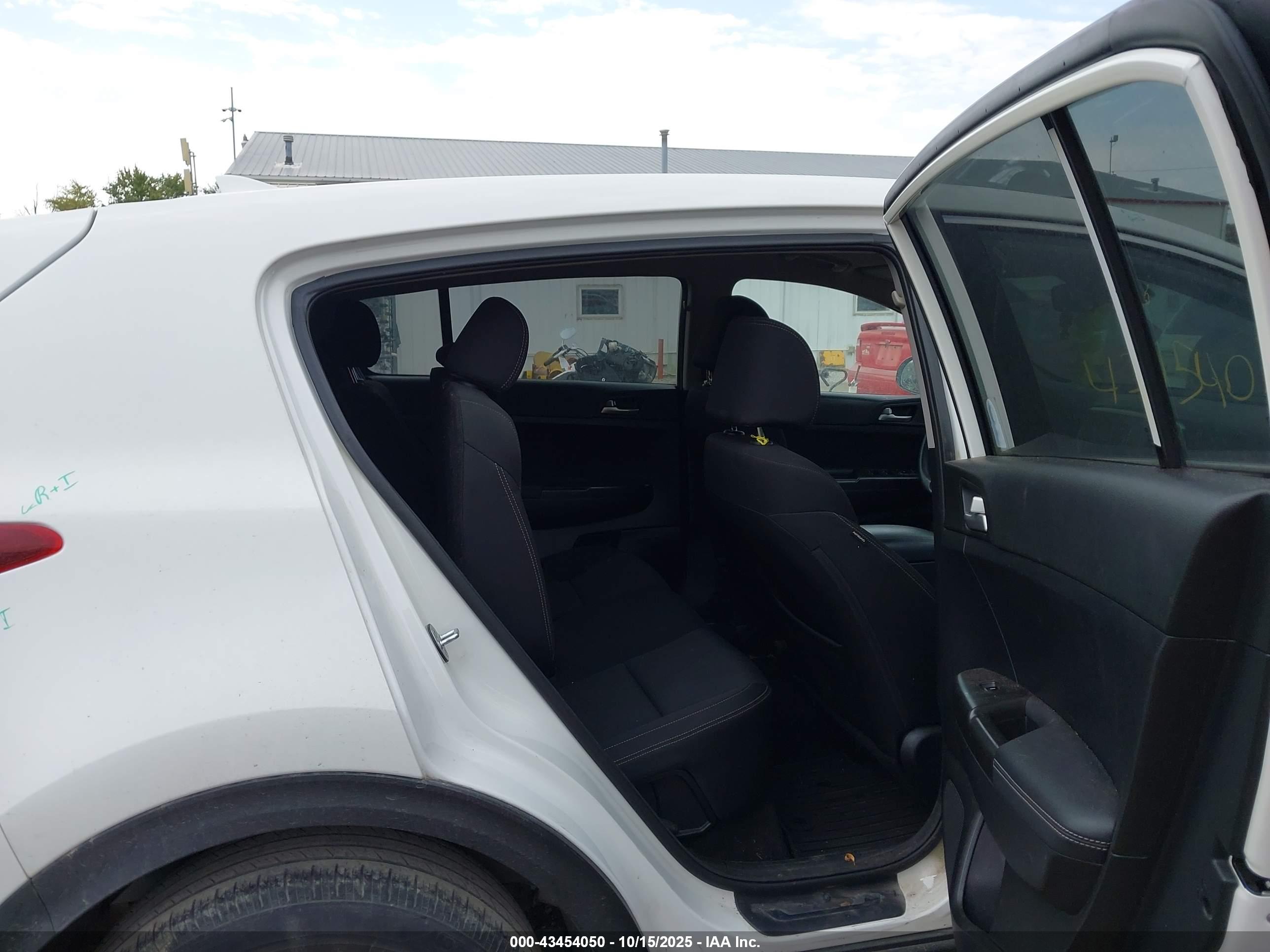 KIA SPORTAGE image 8