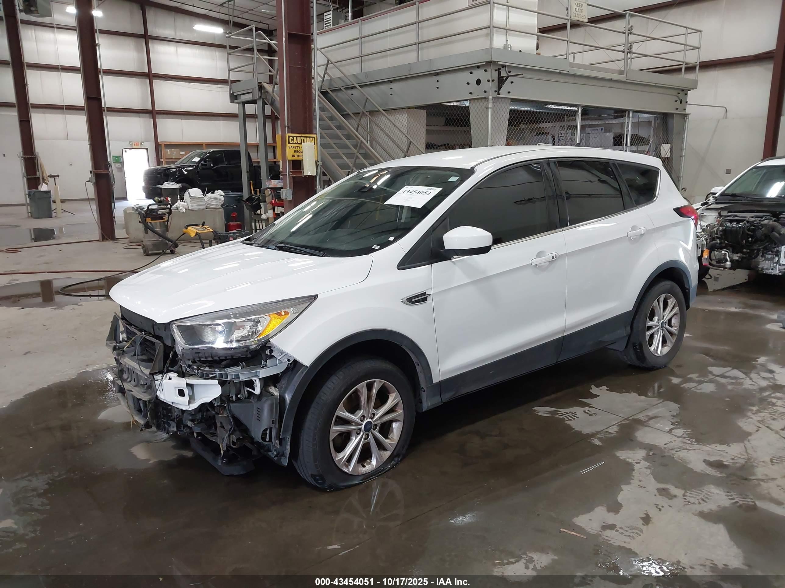 FORD ESCAPE image 2