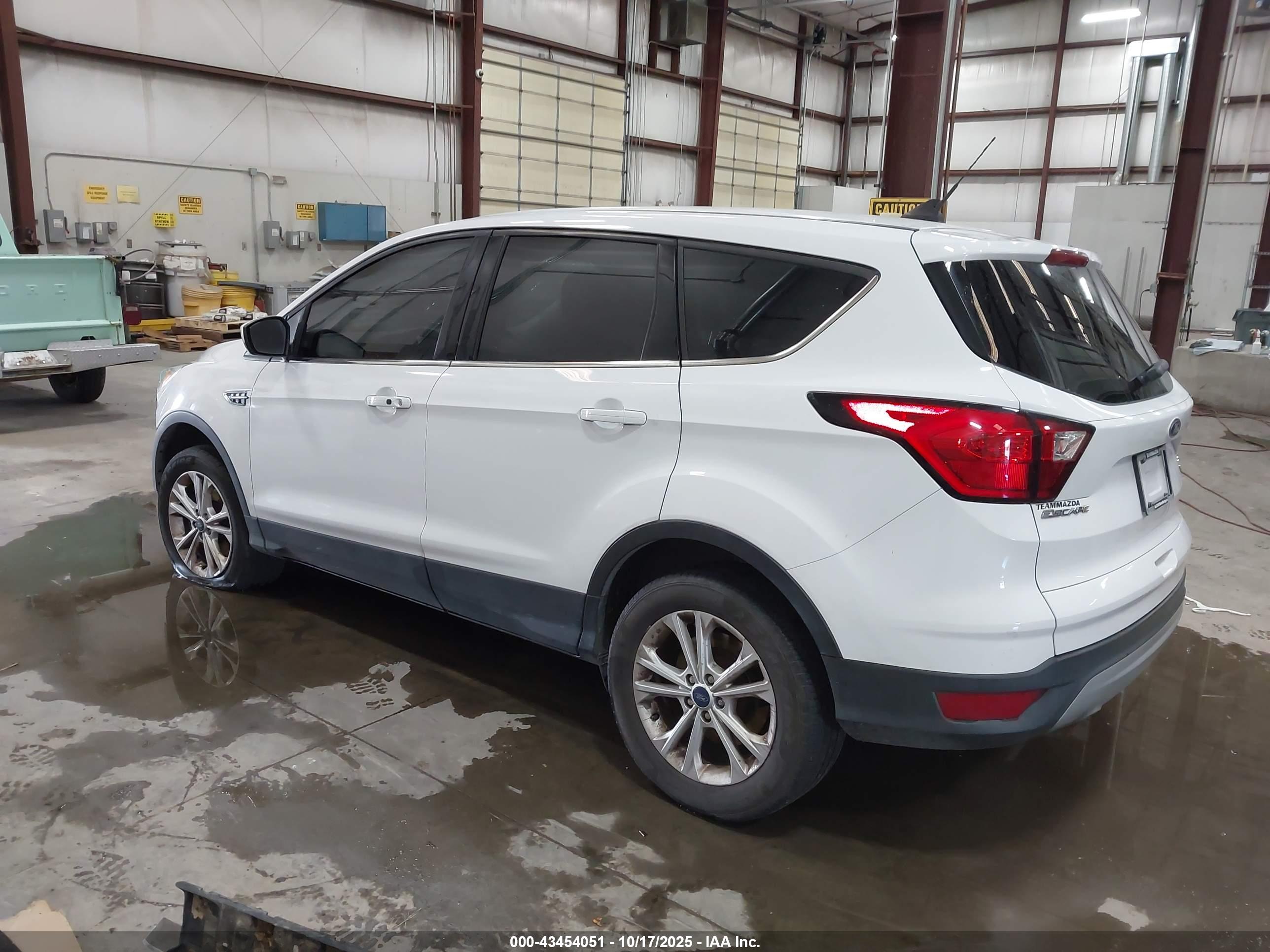 FORD ESCAPE image 3