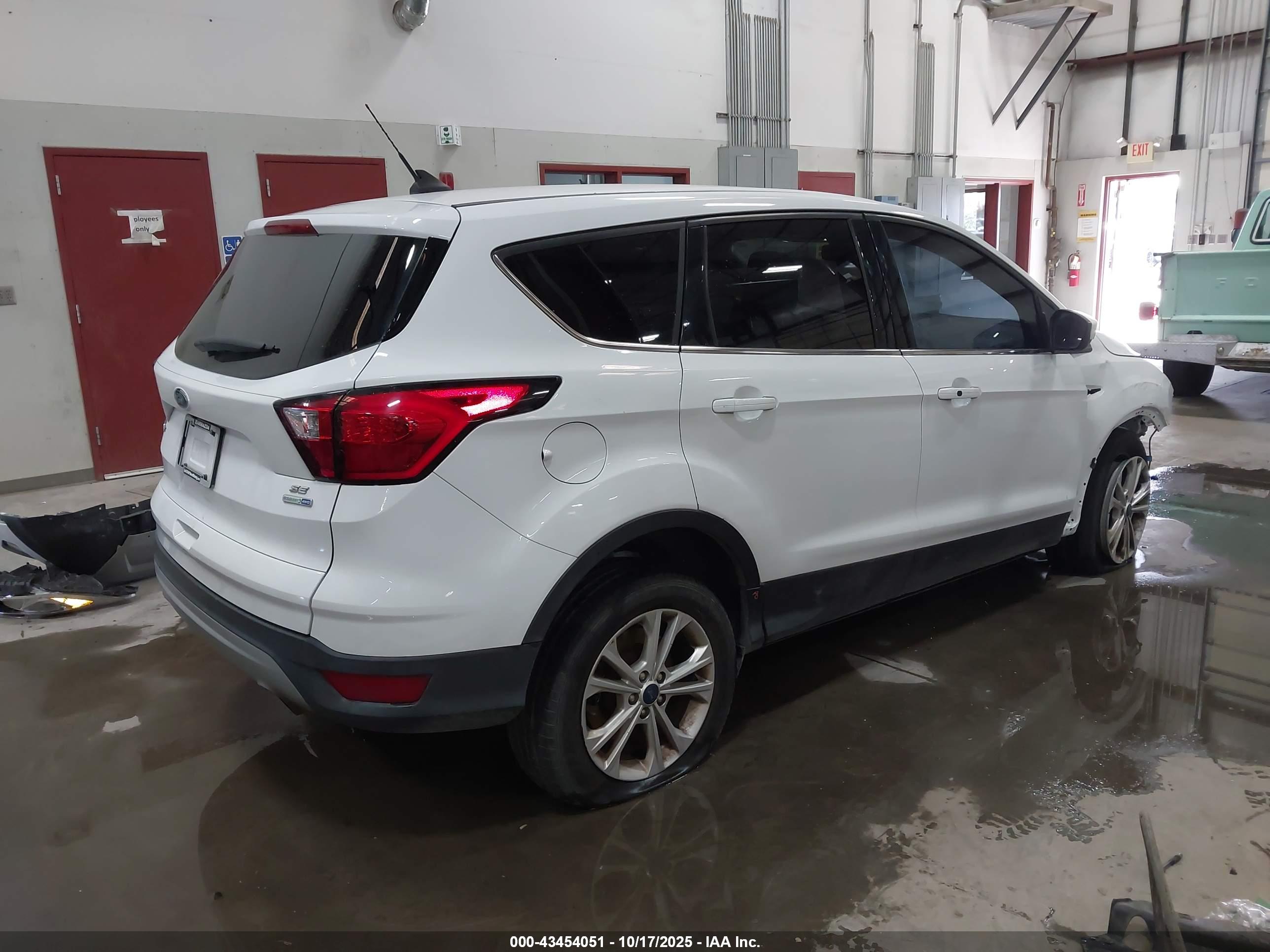 FORD ESCAPE image 4