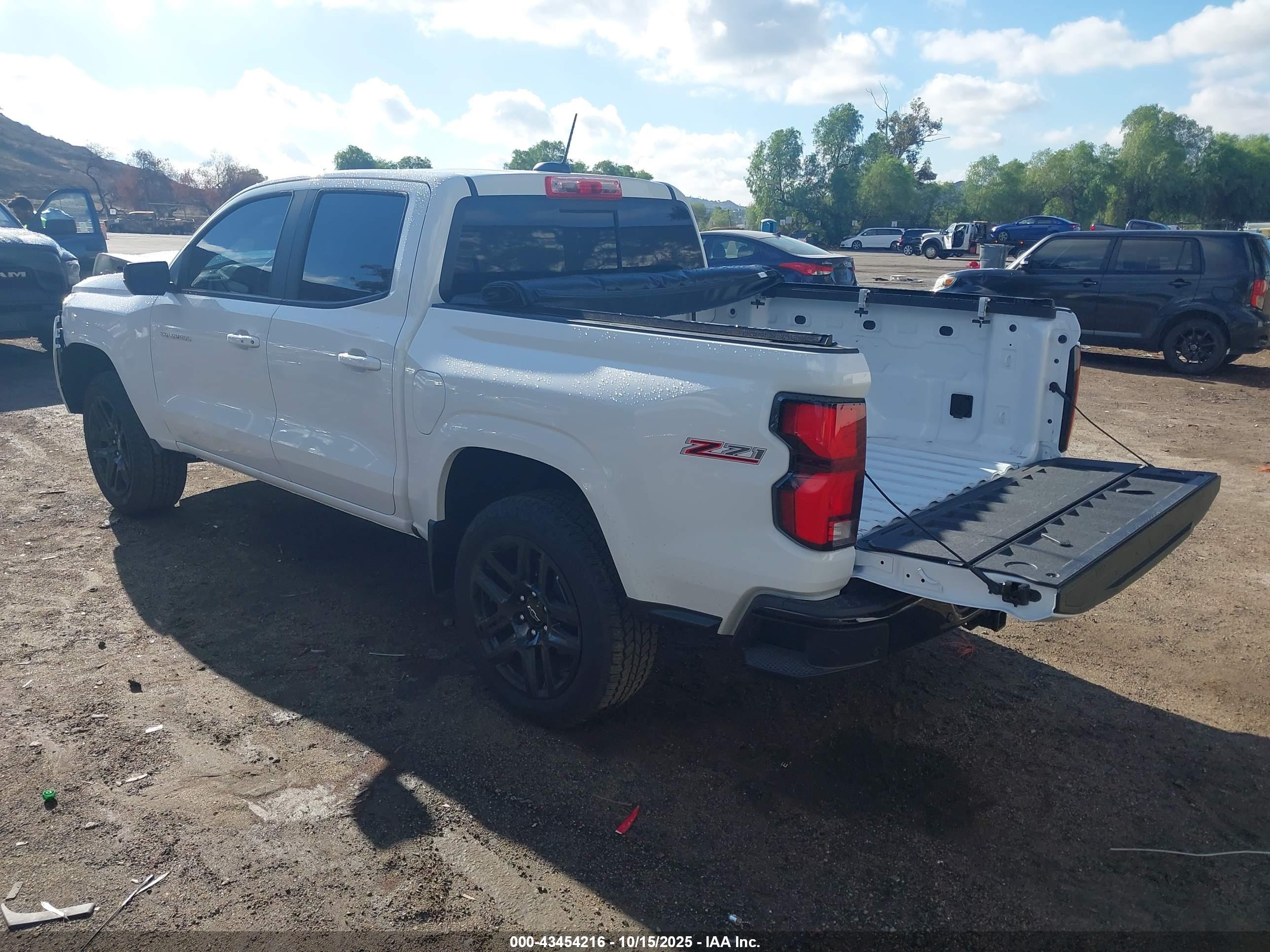 CHEVROLET COLORADO image 3