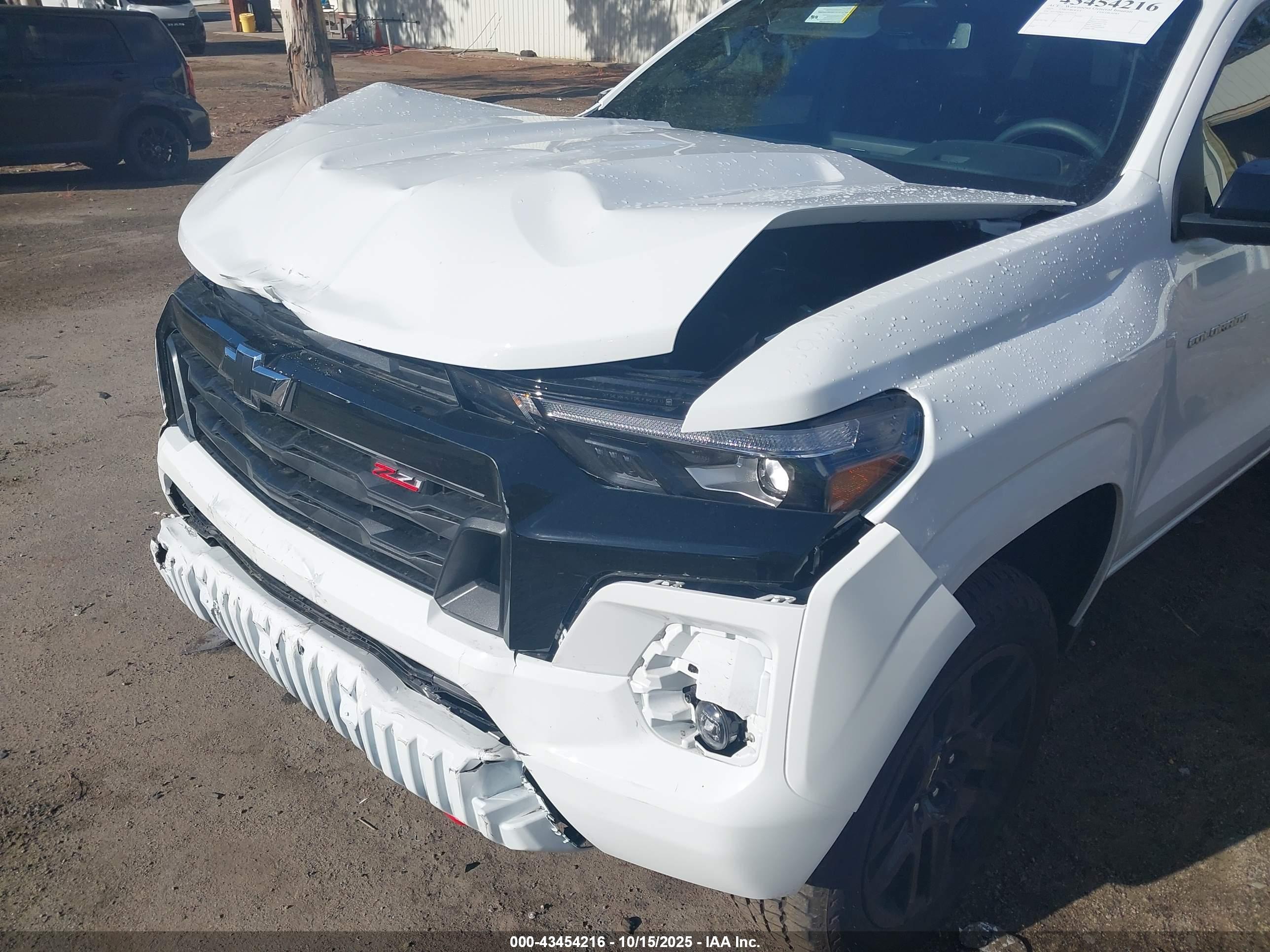 CHEVROLET COLORADO image 6