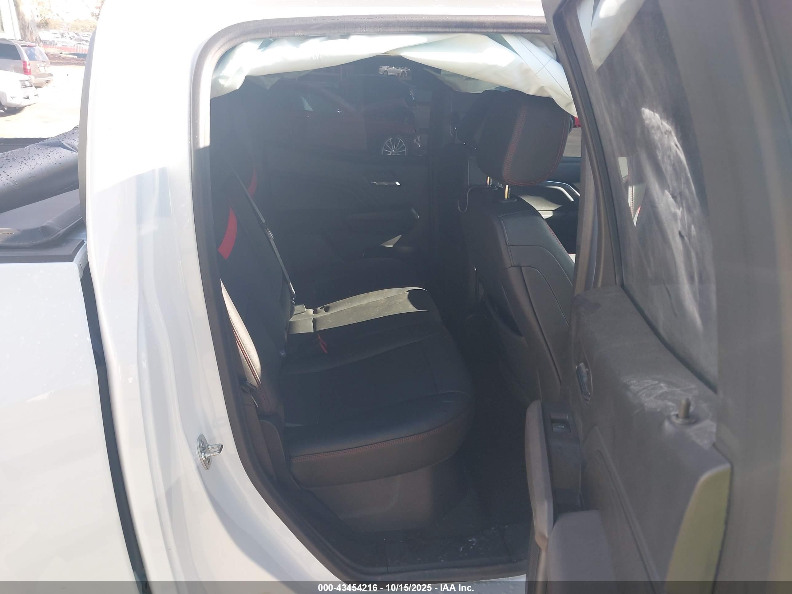 CHEVROLET COLORADO image 8