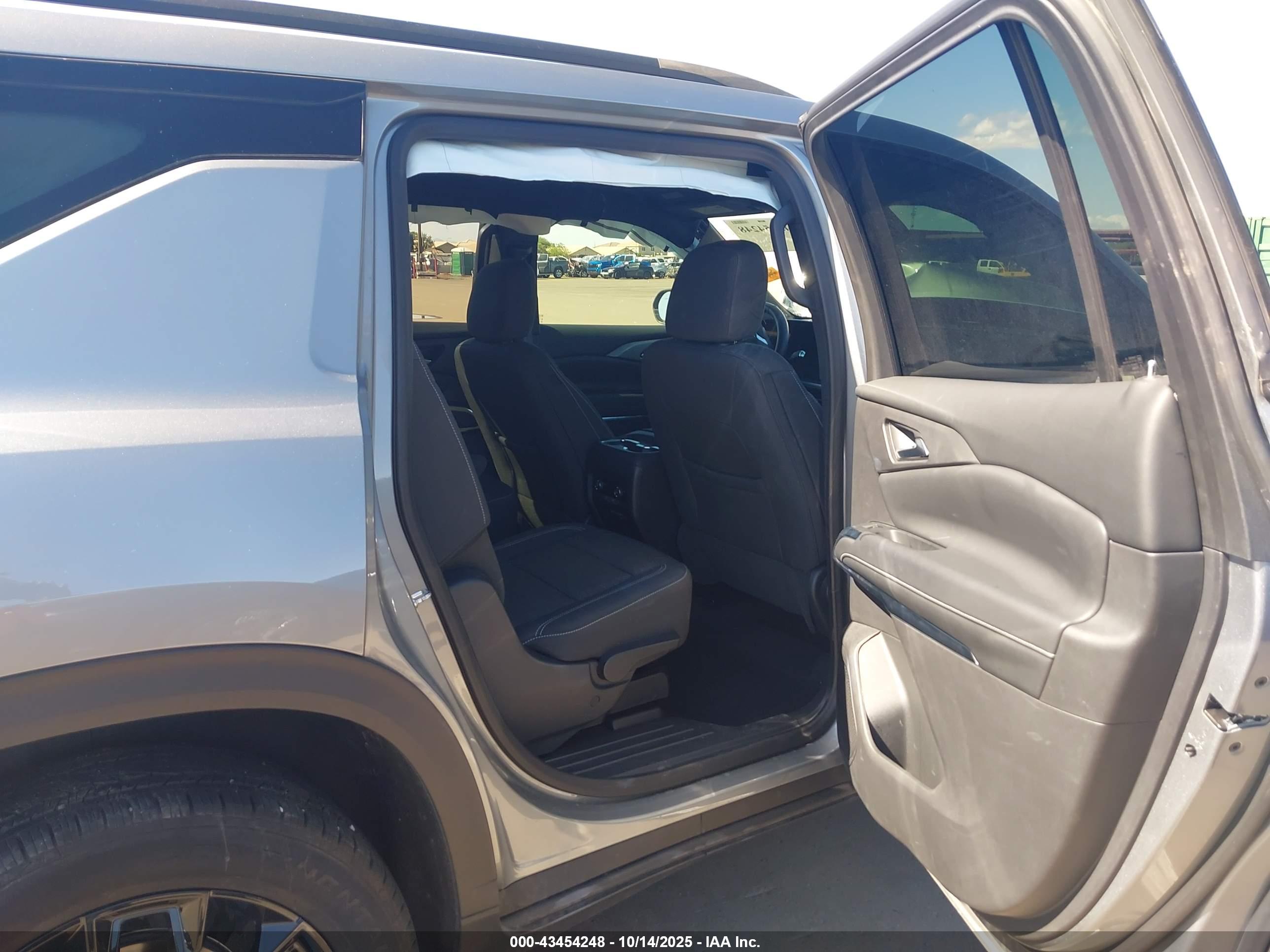 CHEVROLET TRAVERSE image 8