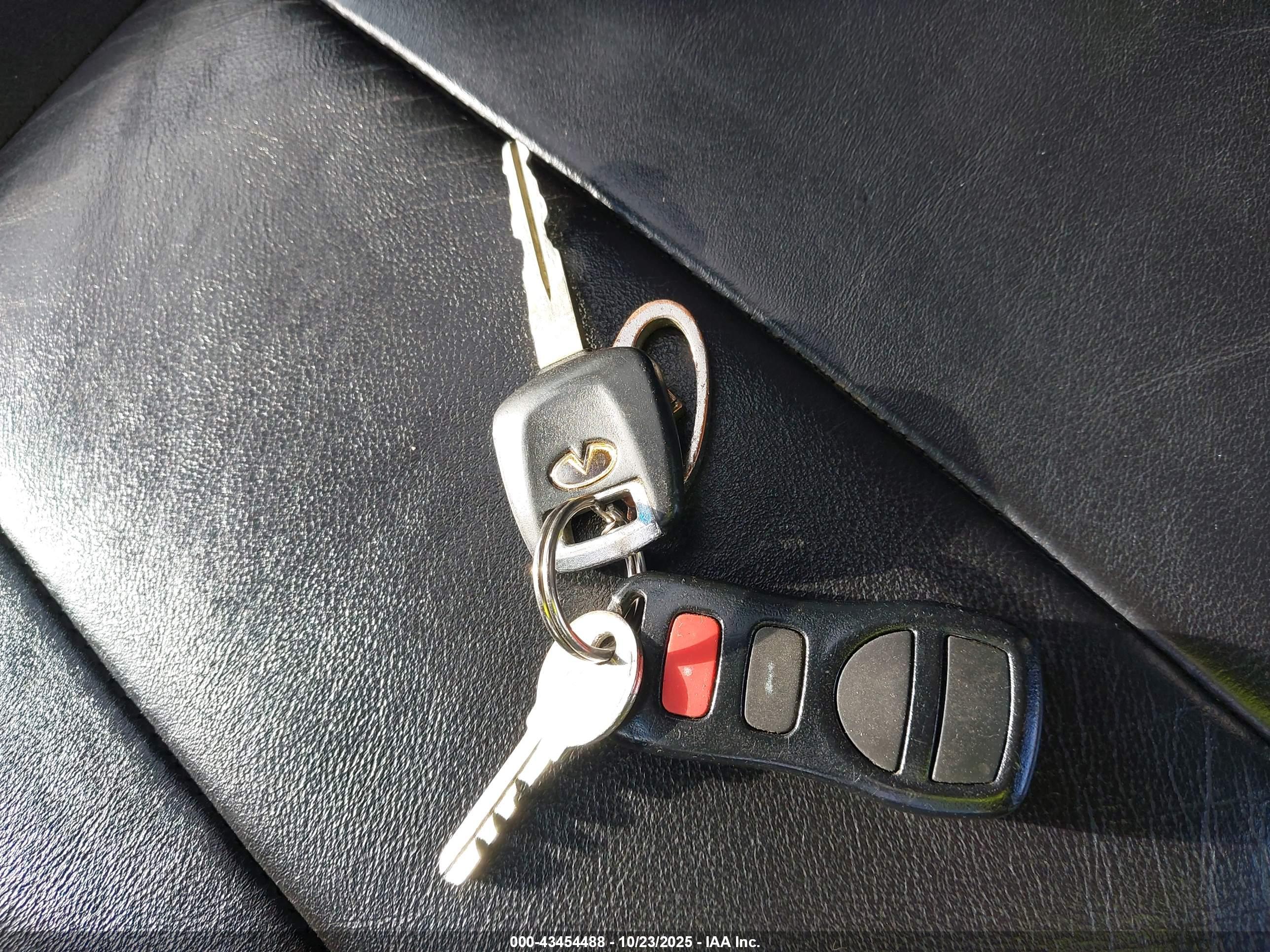 INFINITI QX4 image 11