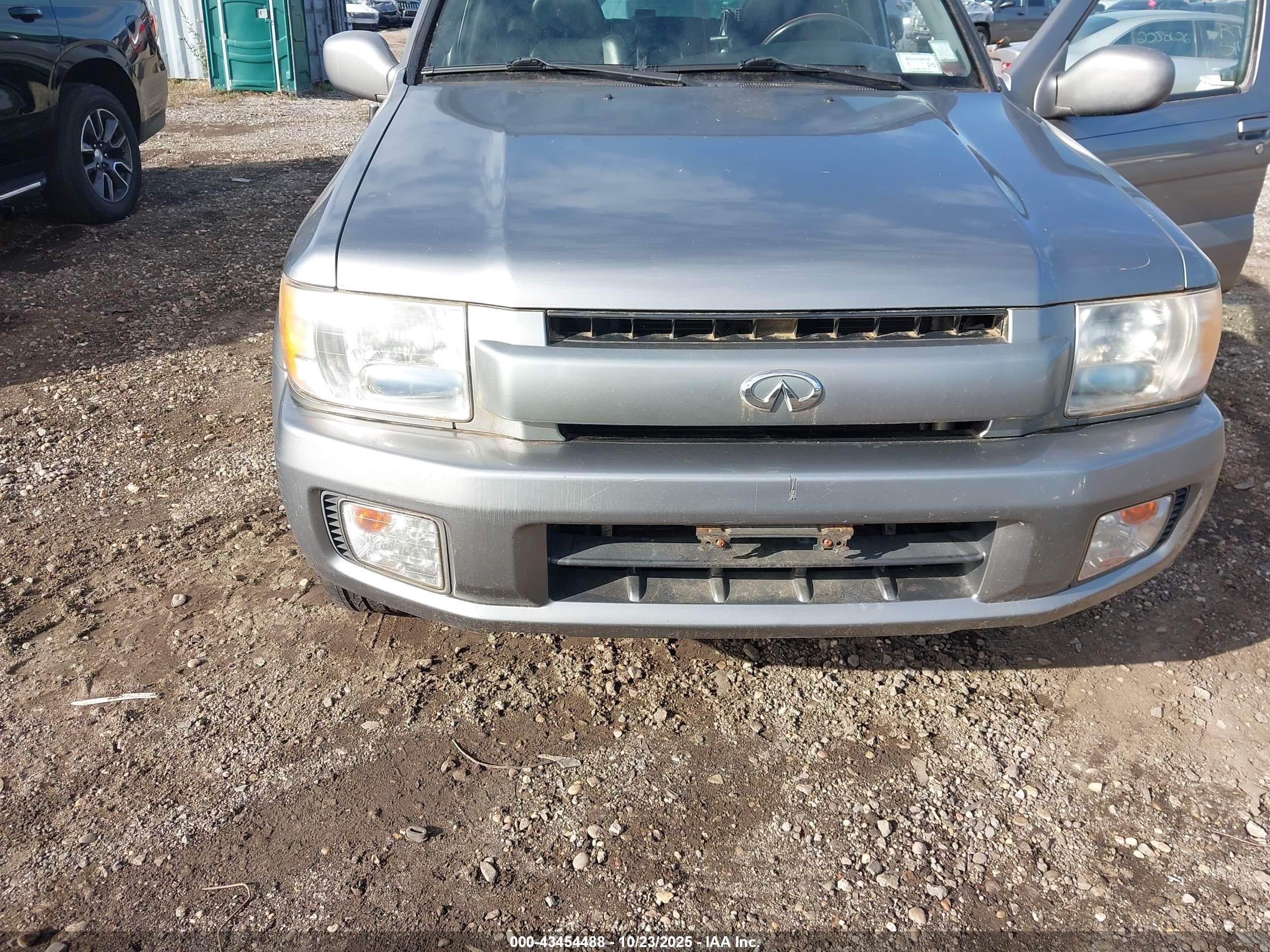 INFINITI QX4 image 6