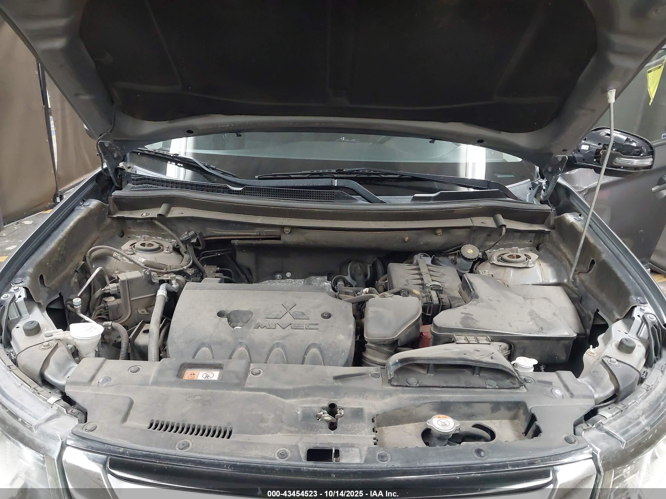 MITSUBISHI OUTLANDER image 10