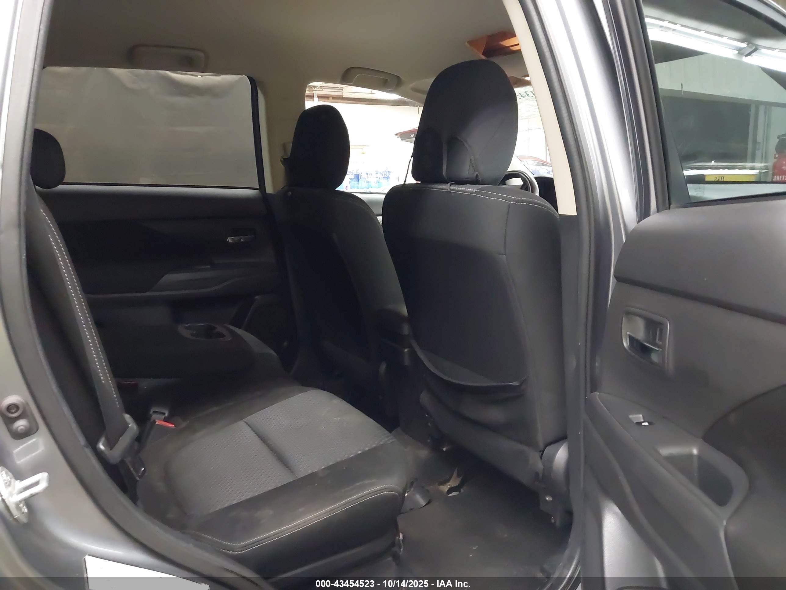 MITSUBISHI OUTLANDER image 8