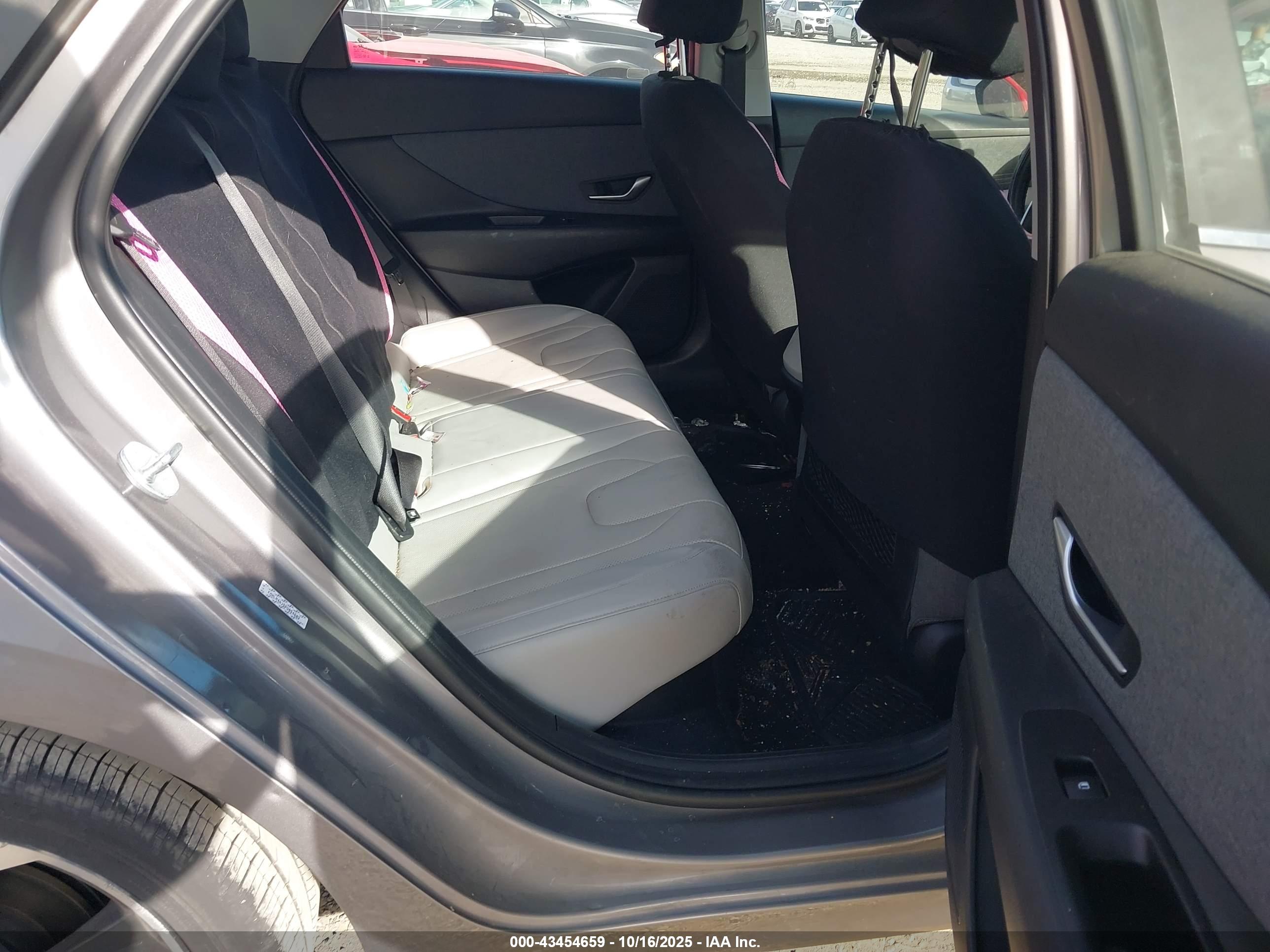 HYUNDAI ELANTRA image 8