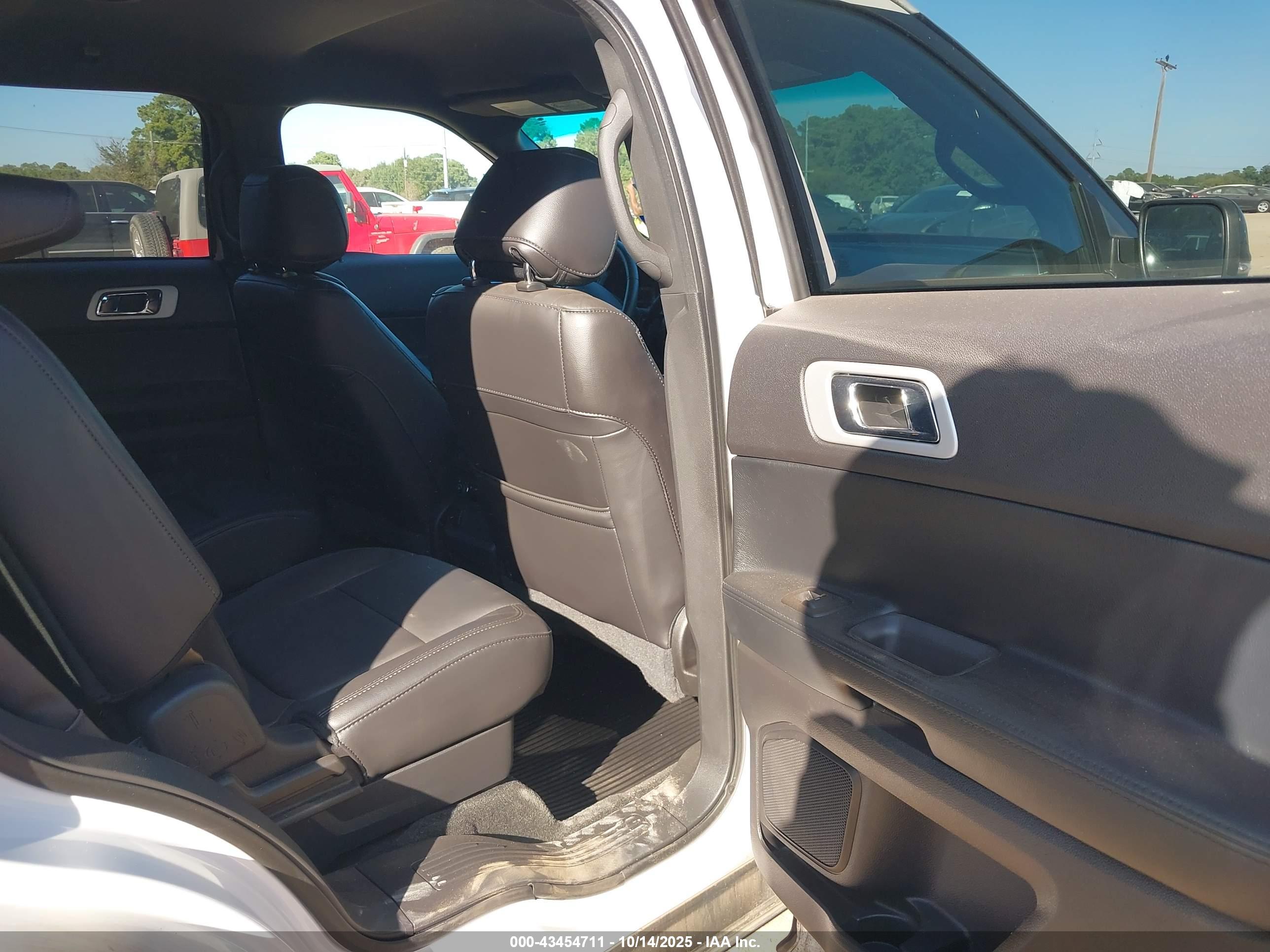 FORD EXPLORER image 8