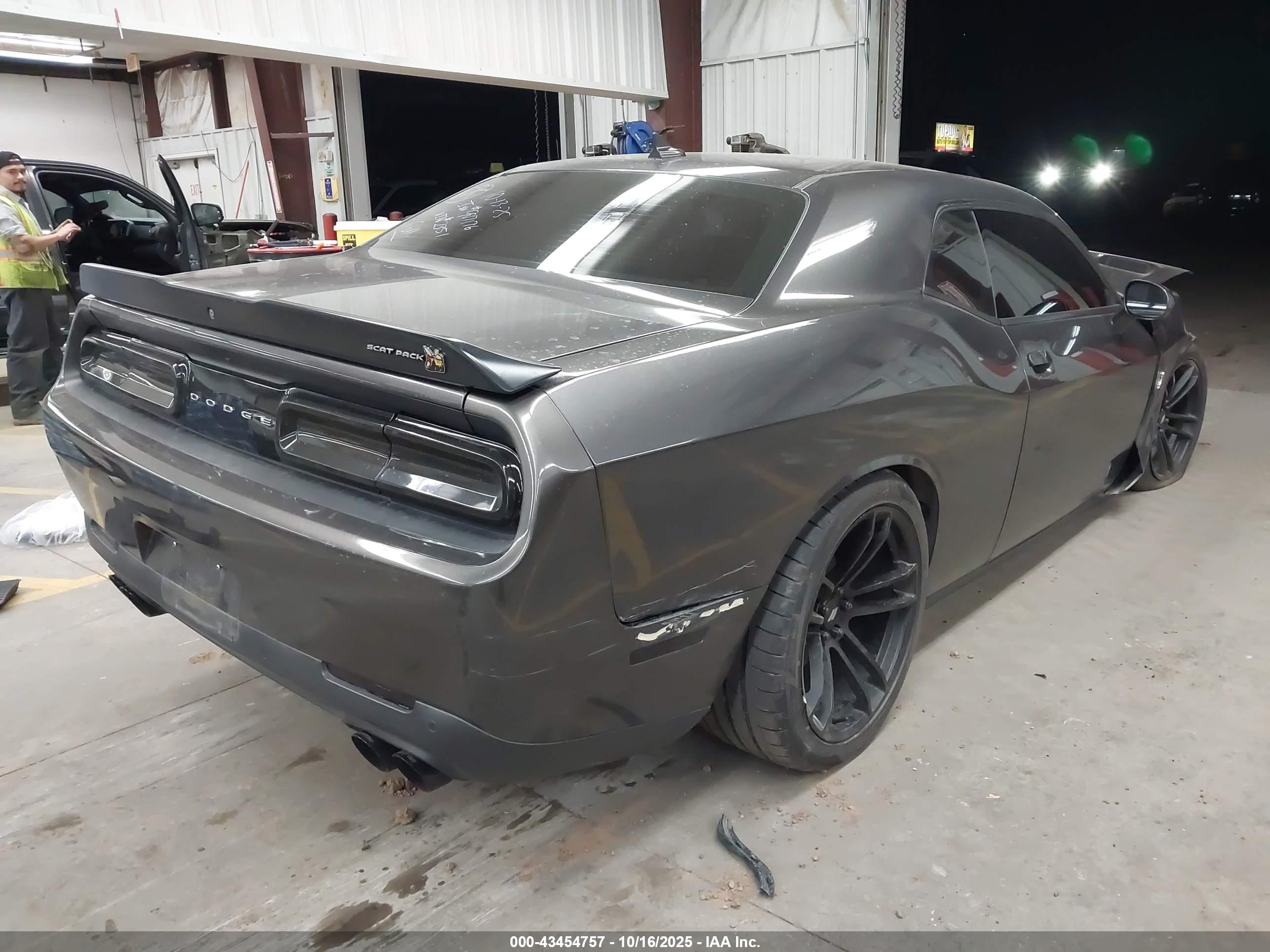DODGE CHALLENGER image 4
