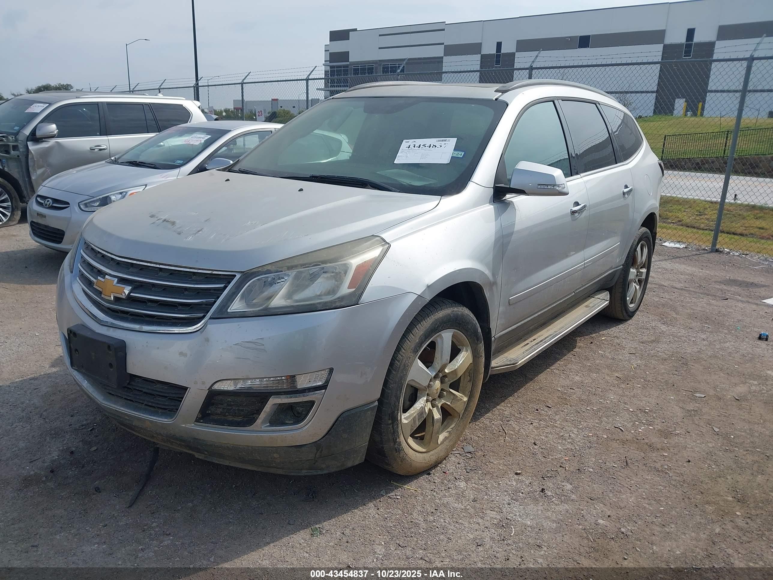 CHEVROLET TRAVERSE image 2
