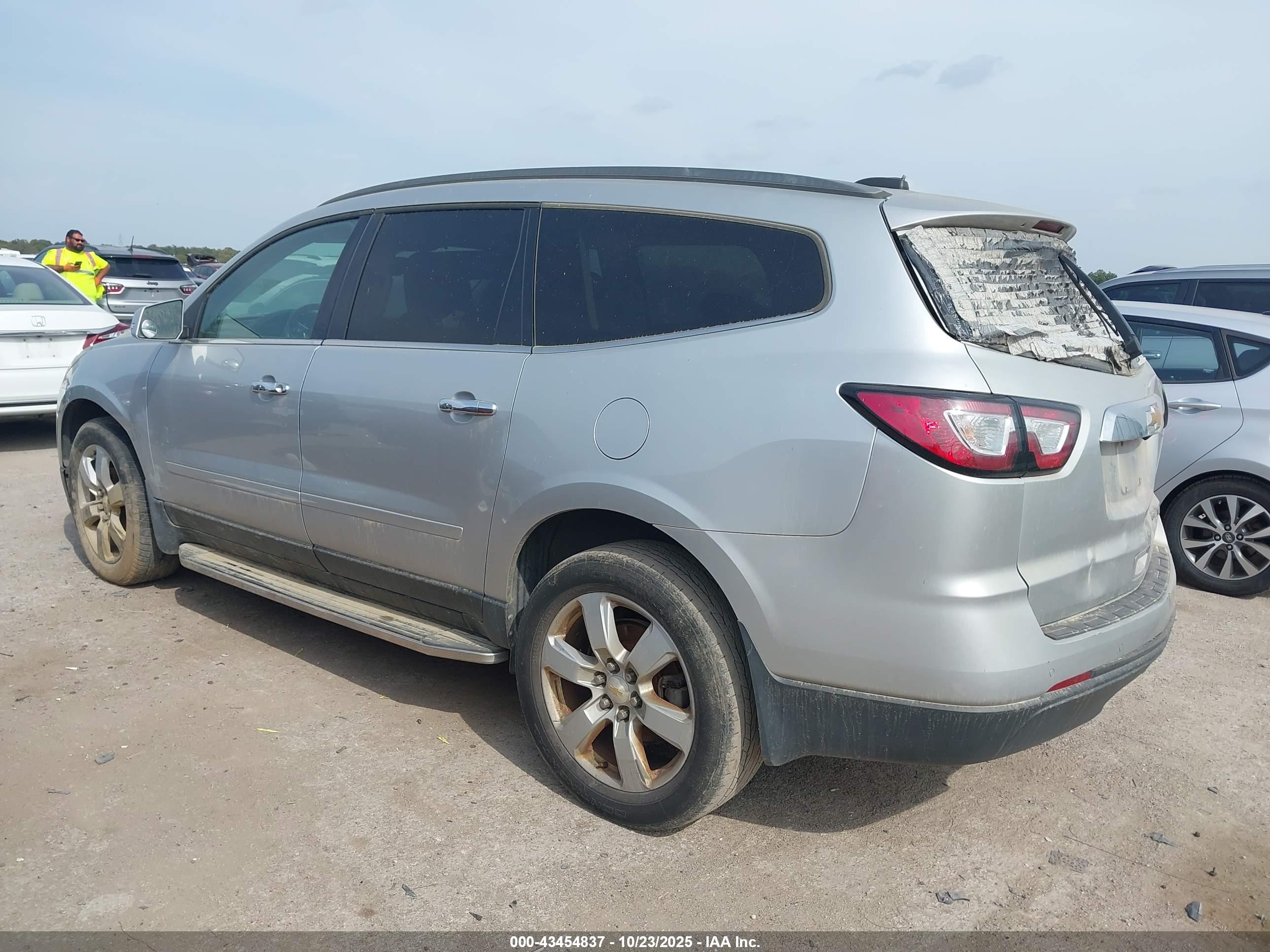 CHEVROLET TRAVERSE image 3