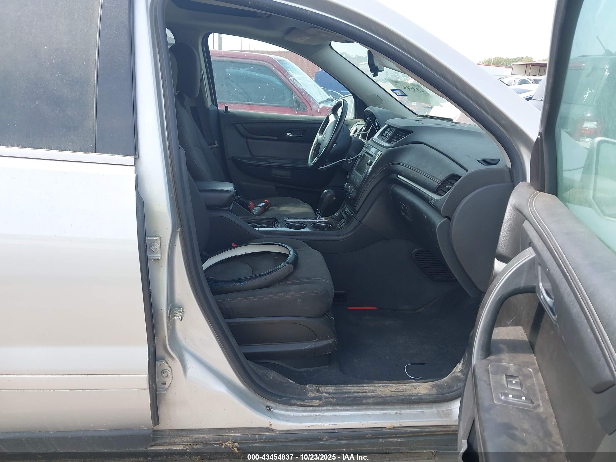 CHEVROLET TRAVERSE image 5