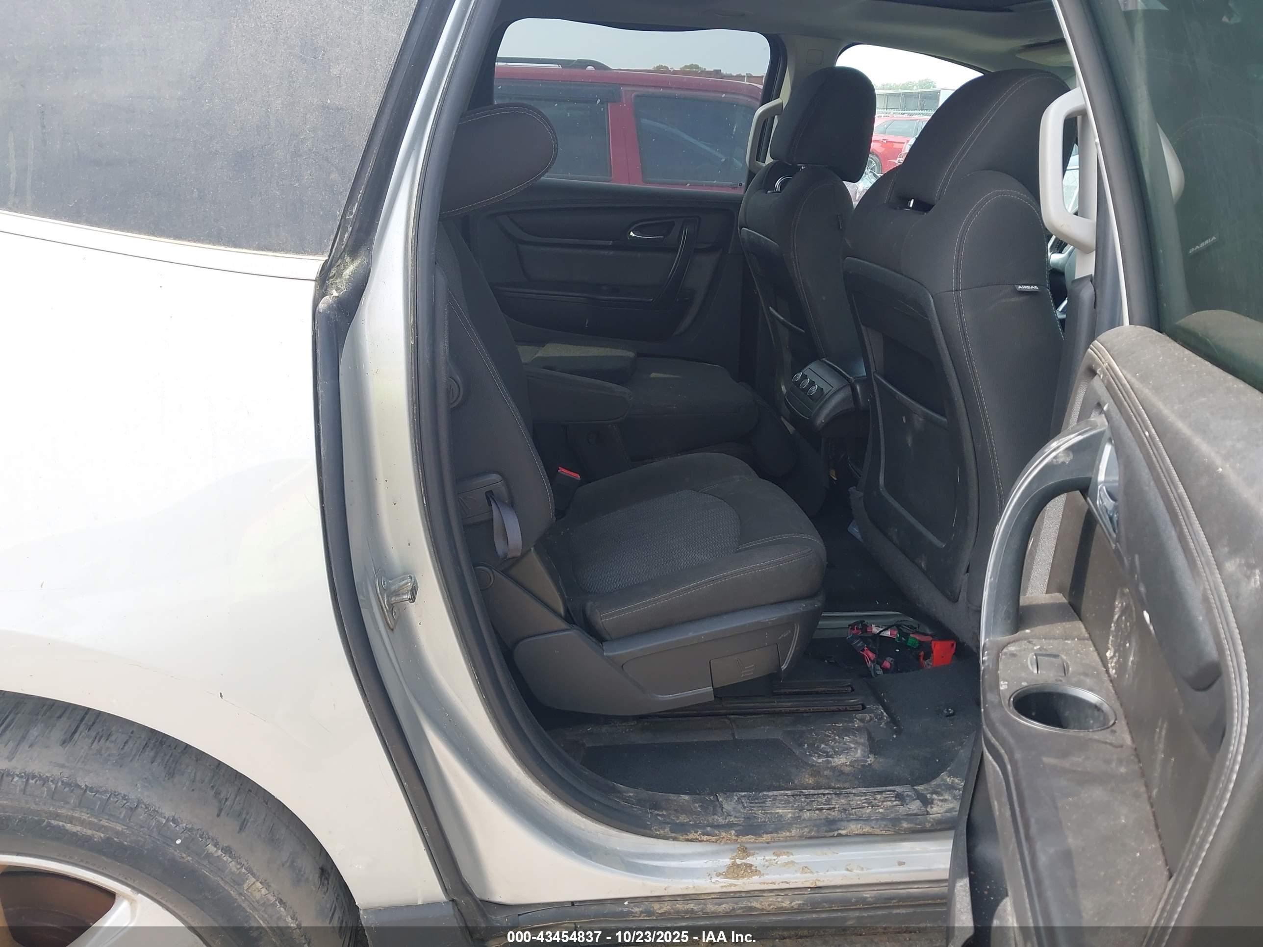 CHEVROLET TRAVERSE image 8