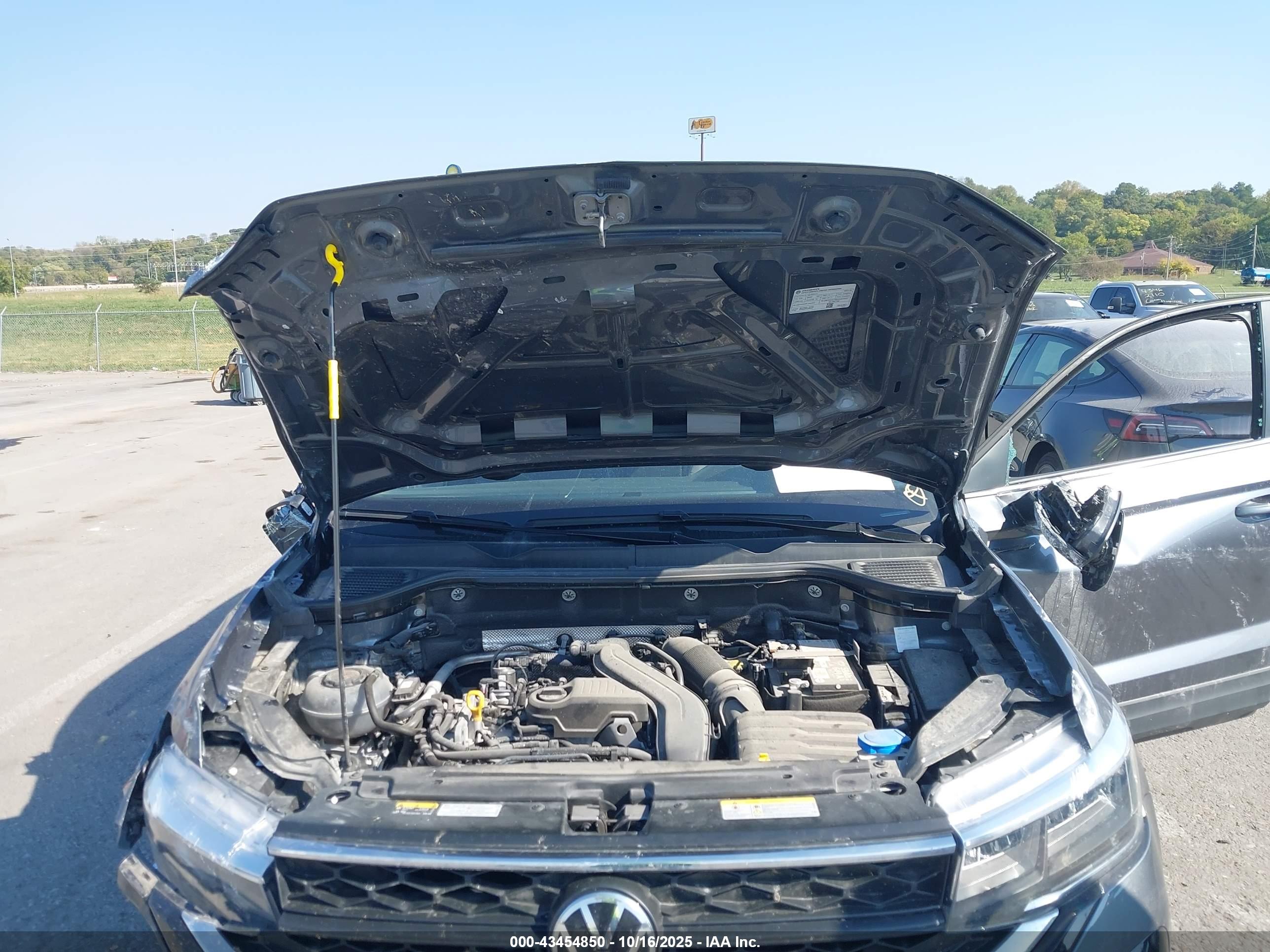 VOLKSWAGEN TAOS image 10